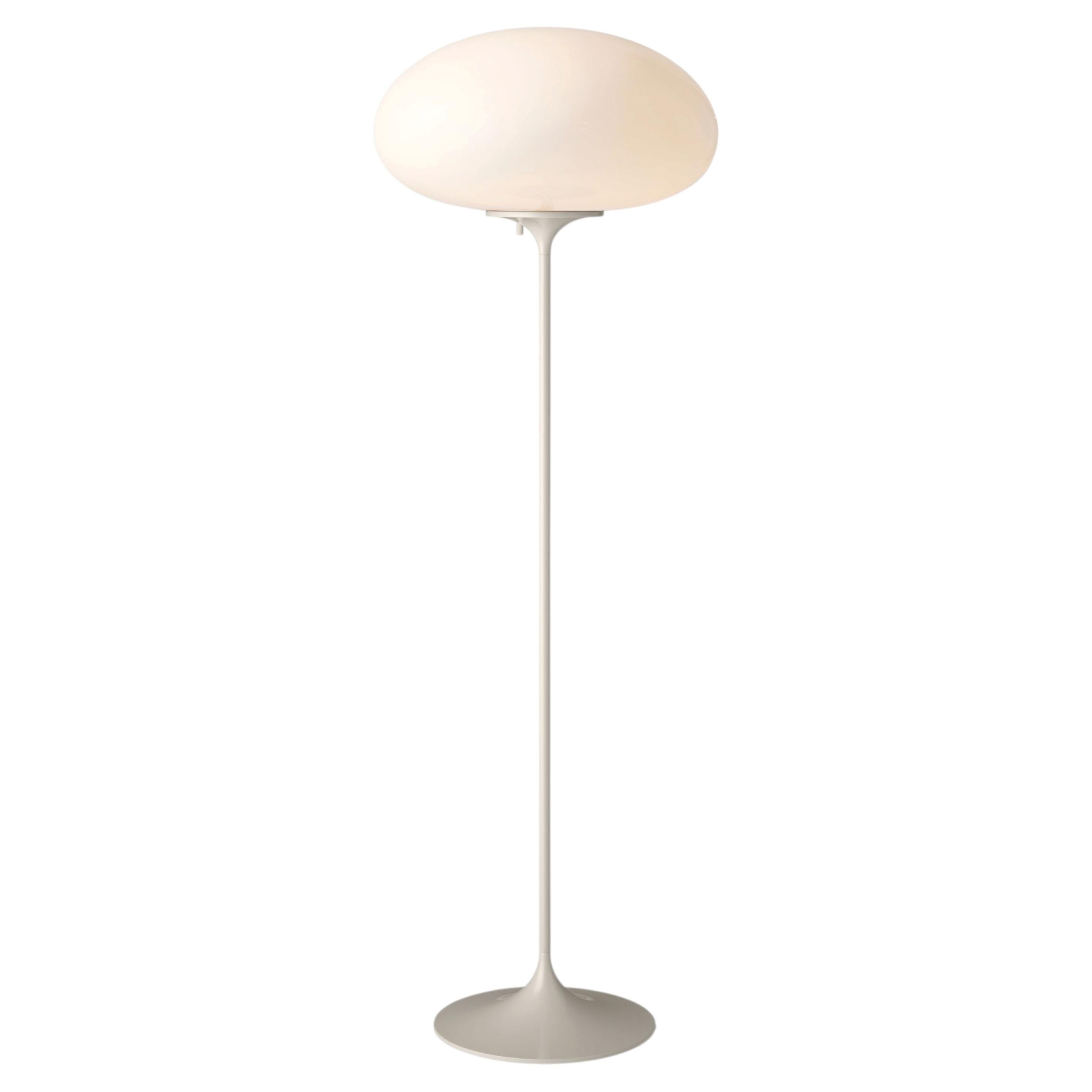 Lampada da terra in vetro opalino 'Stemlite' in Pebble Grey di Bill Curry per Gubi