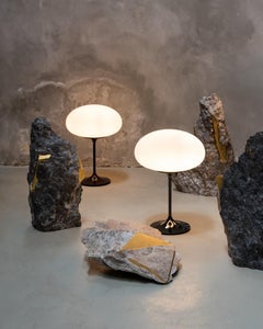 Lampada da tavolo in vetro opalino 'Stemlite' in nero rosso di Bill Curry per Gubi