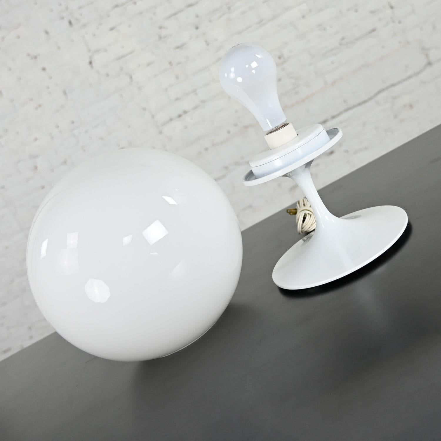 Lampe de bureau à abat-jour en verre blanc opaque Stemlite de Bill Curry pour Design Line en vente 3