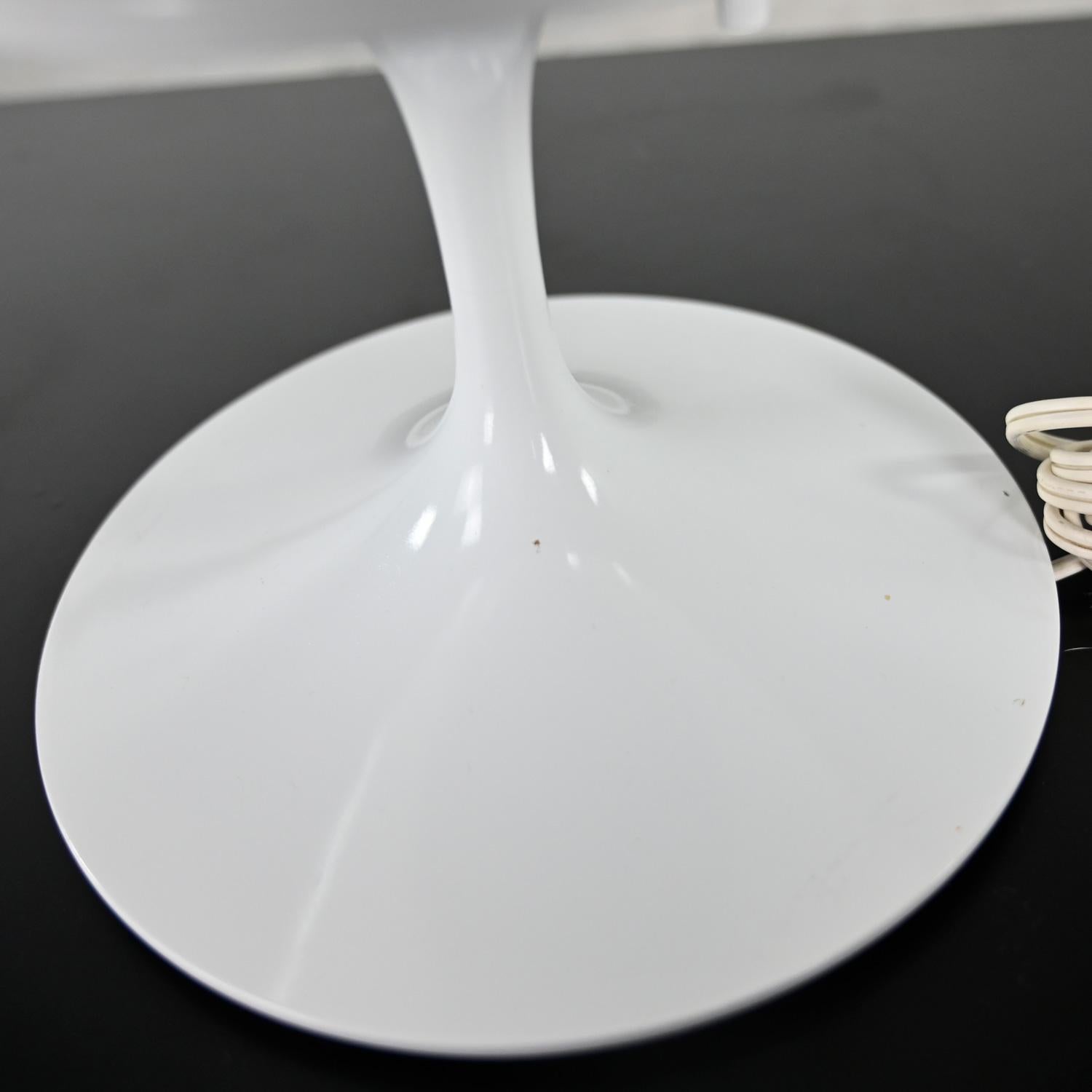Stemlite-Tischlampe aus undurchsichtigem weißem Glas mit Kugelschirm von Bill Curry für Design Line im Angebot 4