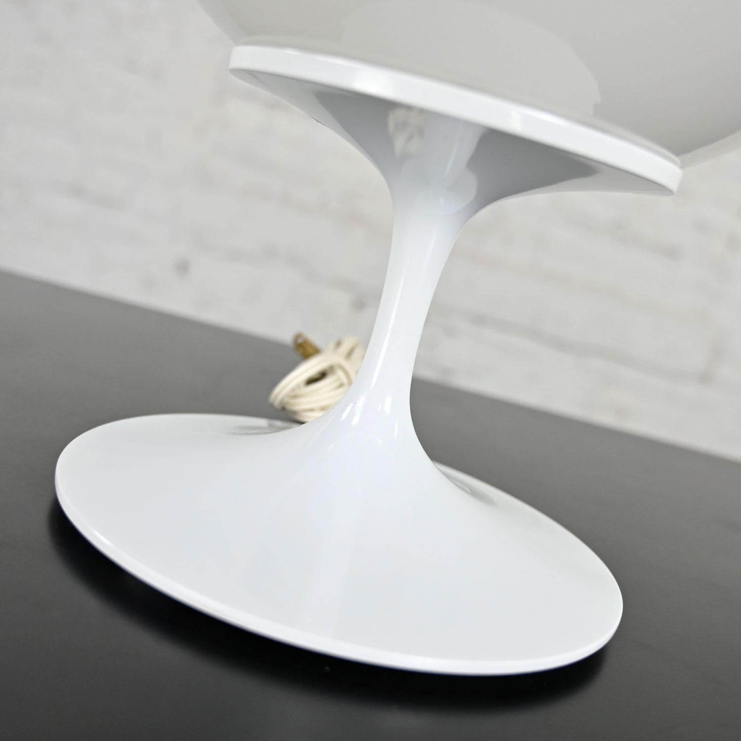 Stemlite-Tischlampe aus undurchsichtigem weißem Glas mit Kugelschirm von Bill Curry für Design Line im Angebot 5