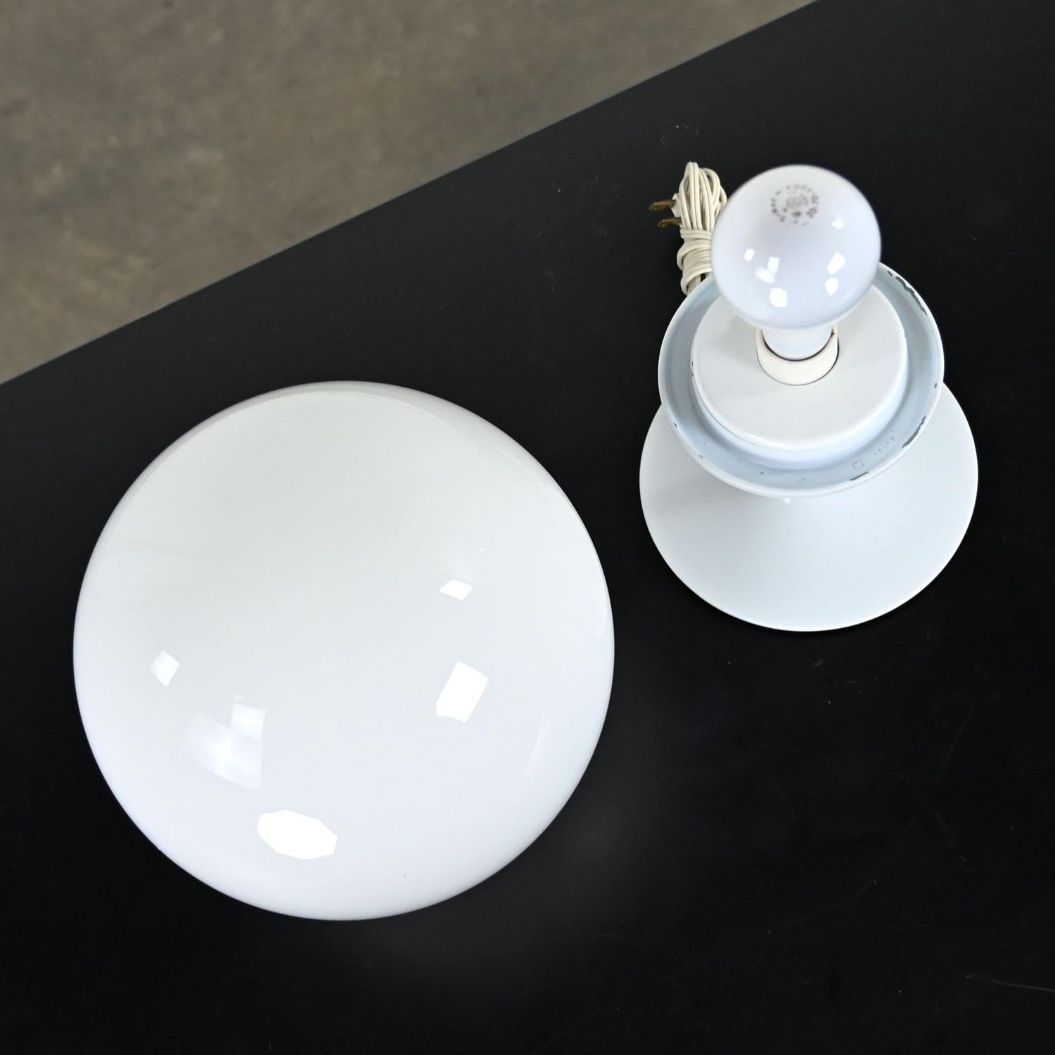 Lampe de bureau à abat-jour en verre blanc opaque Stemlite de Bill Curry pour Design Line en vente 6