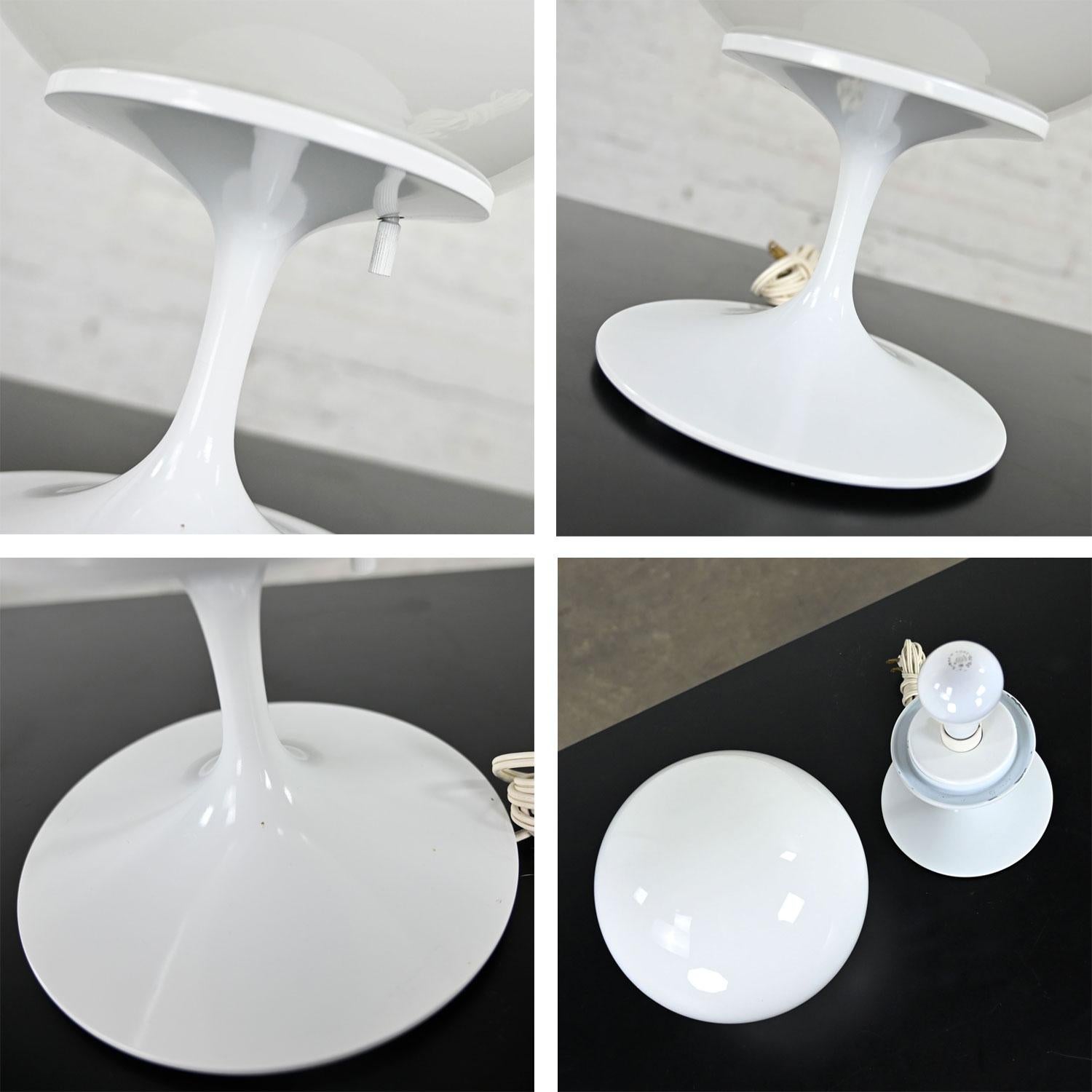 Lampe de bureau à abat-jour en verre blanc opaque Stemlite de Bill Curry pour Design Line en vente 8