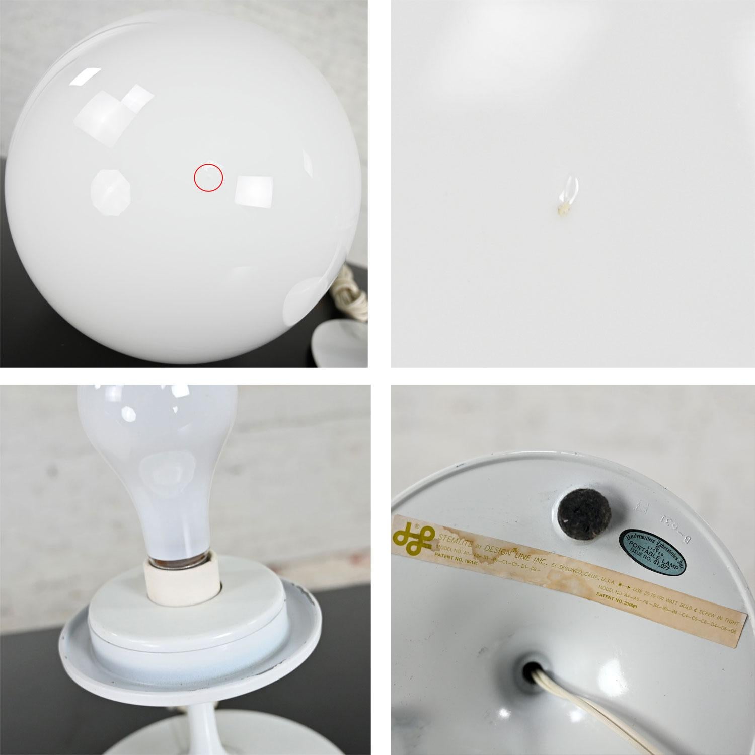 Stemlite-Tischlampe aus undurchsichtigem weißem Glas mit Kugelschirm von Bill Curry für Design Line im Angebot 9