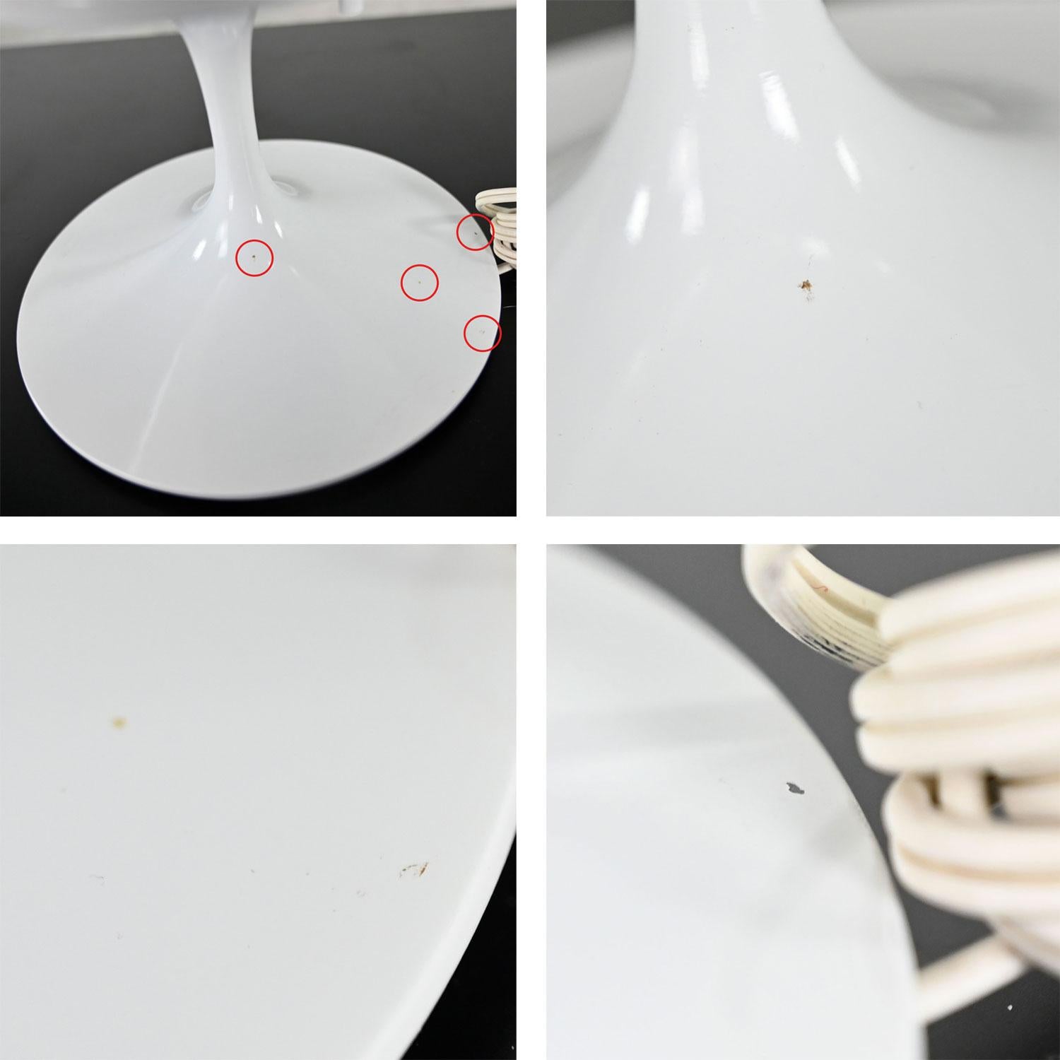 Stemlite-Tischlampe aus undurchsichtigem weißem Glas mit Kugelschirm von Bill Curry für Design Line im Angebot 10