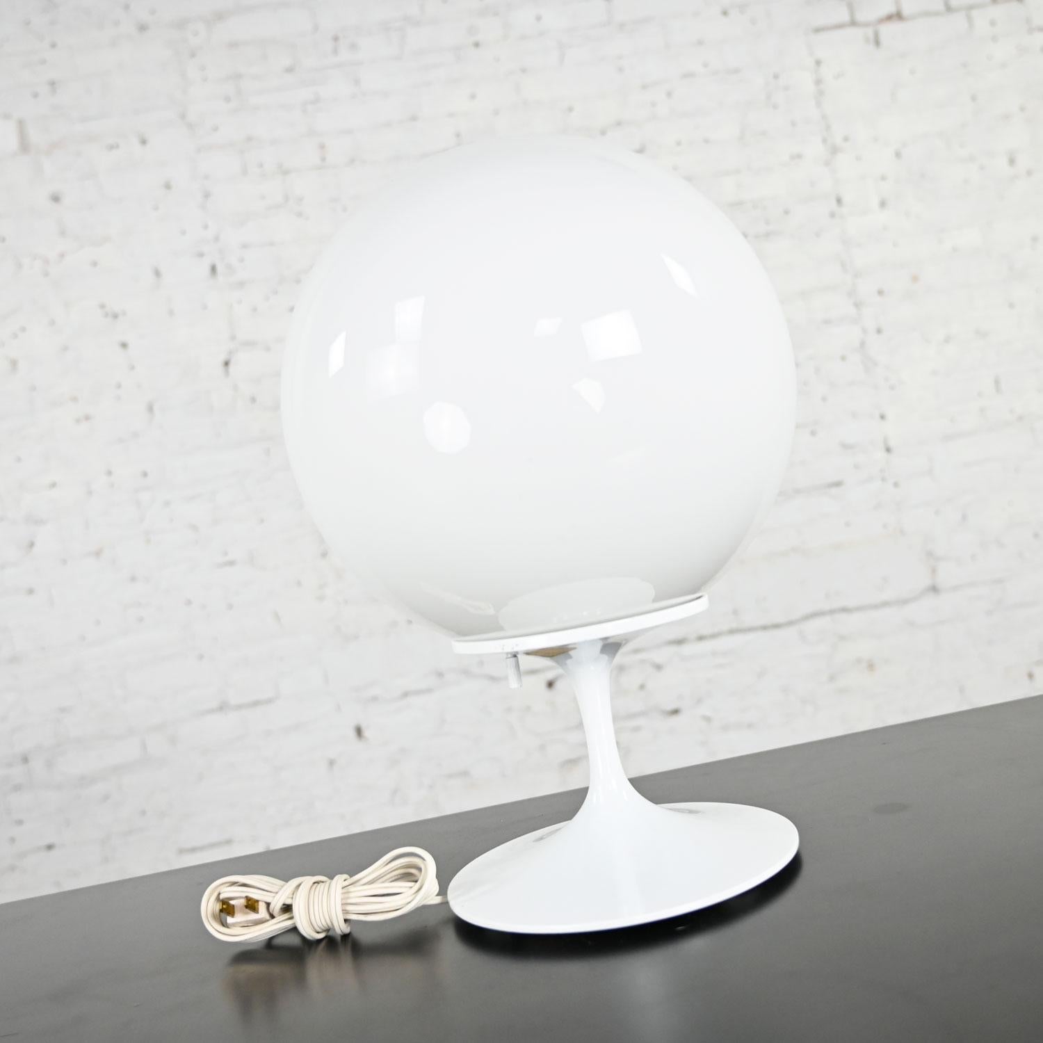 Mid-Century Modern Lampe de bureau à abat-jour en verre blanc opaque Stemlite de Bill Curry pour Design Line en vente