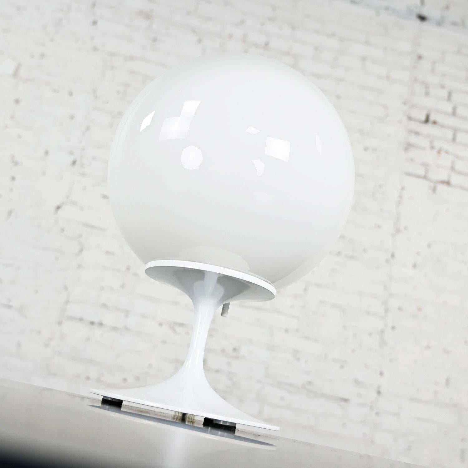 Américain Lampe de bureau à abat-jour en verre blanc opaque Stemlite de Bill Curry pour Design Line en vente
