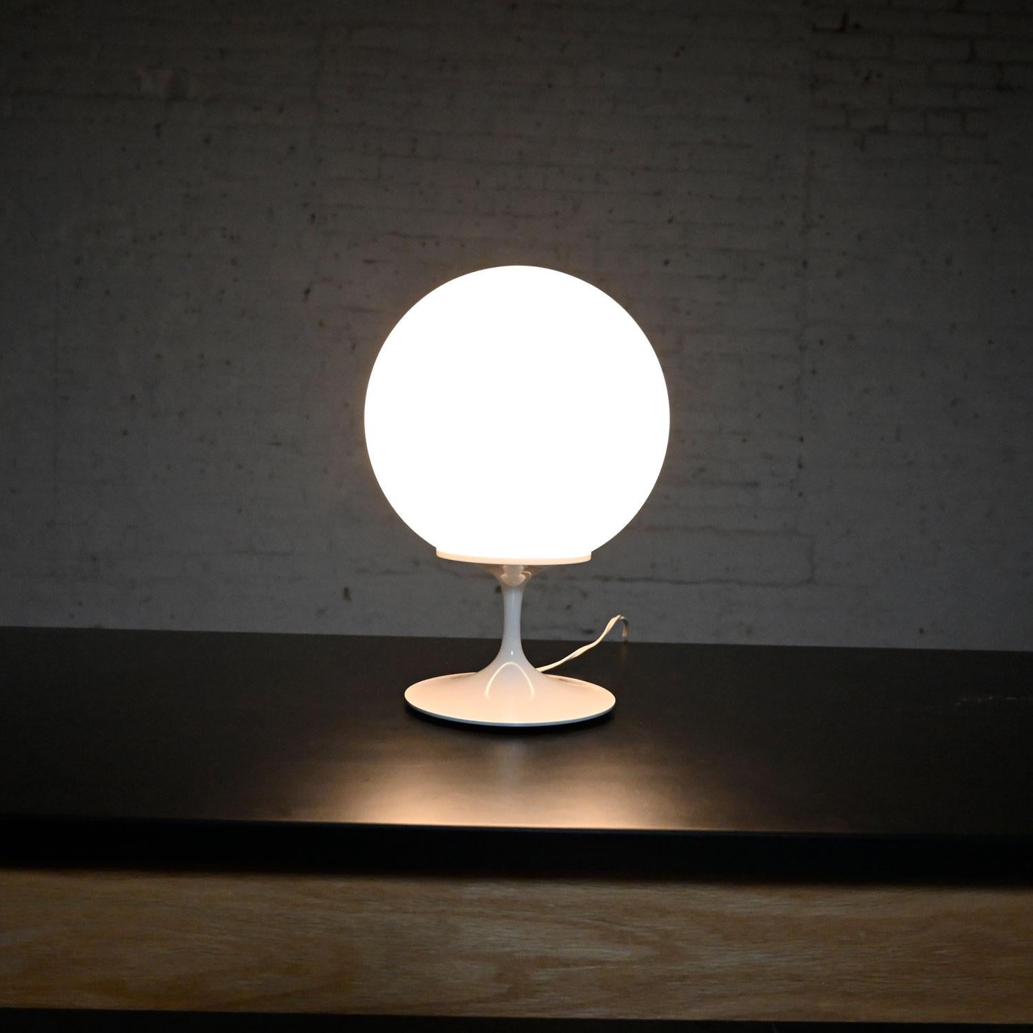 Lampe de bureau à abat-jour en verre blanc opaque Stemlite de Bill Curry pour Design Line Bon état - En vente à Topeka, KS