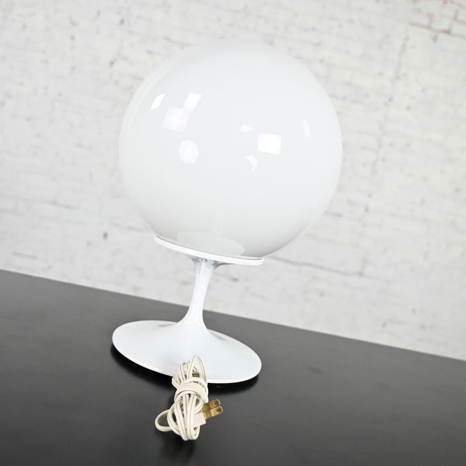 Stemlite Opaque White Glass Ball Shade Table Lamp by Bill Curry for Design Line In Good Condition For Sale In Topeka, KS