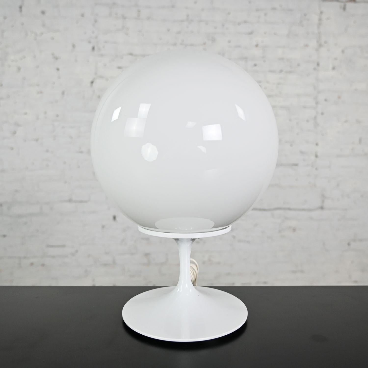 Stemlite-Tischlampe aus undurchsichtigem weißem Glas mit Kugelschirm von Bill Curry für Design Line (Metall) im Angebot