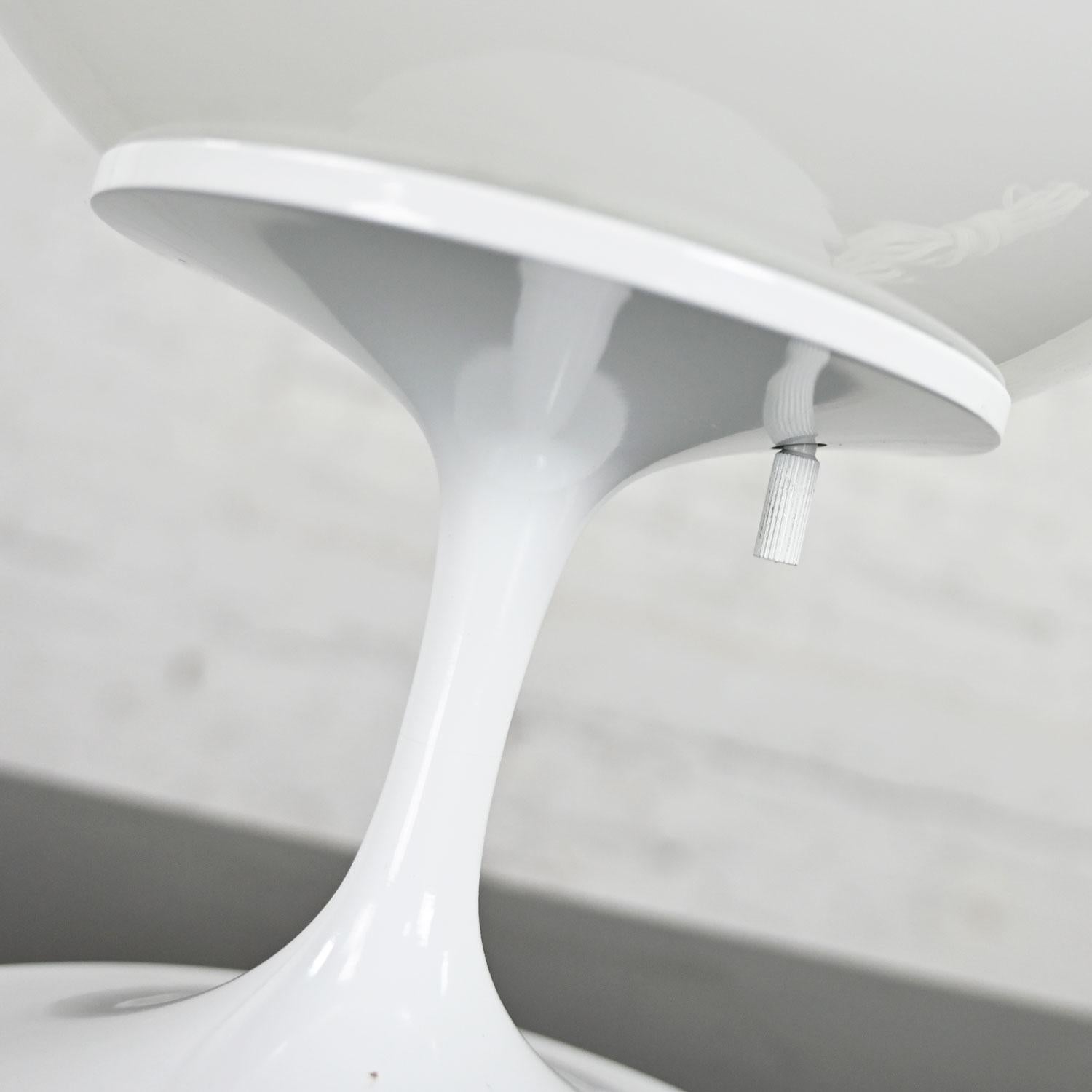 Lampe de bureau à abat-jour en verre blanc opaque Stemlite de Bill Curry pour Design Line en vente 2