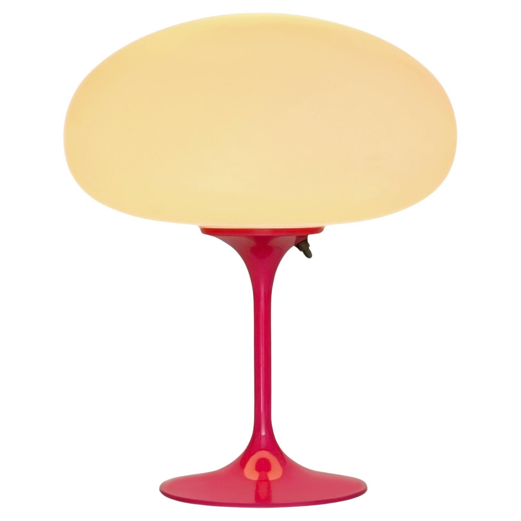 Grande lampe de bureau Stemlite de Designline en rose vif avec abat-jour dépoli blanc en vente