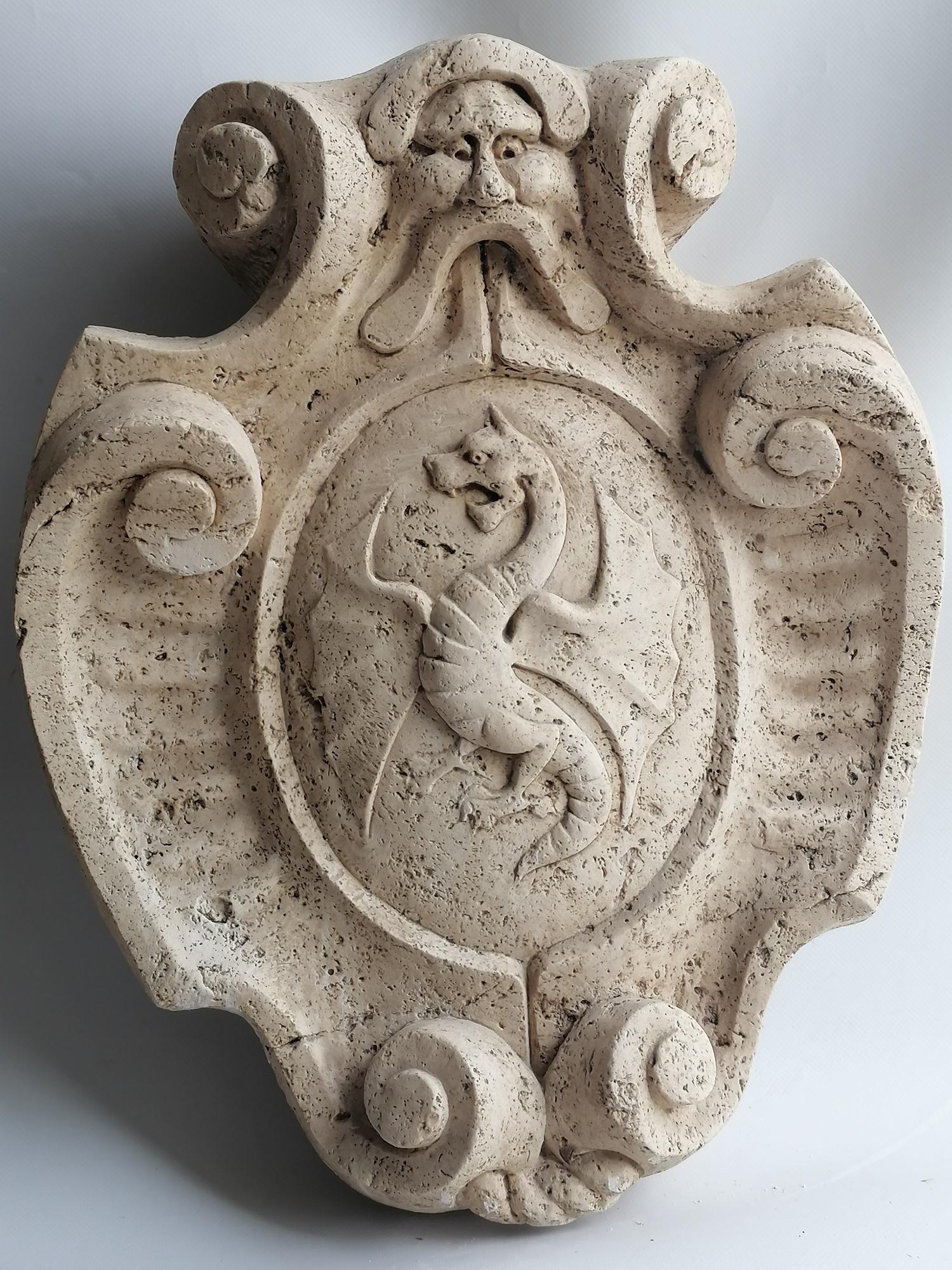 stemma rinascimentale scolpito, stemma in travertino, stemma araldico in pietra, stemma scolpito rinascimentale.
Stemma scolpito a mano su travertino romano in stile rinascimentale rappresentante la nobile famiglia 