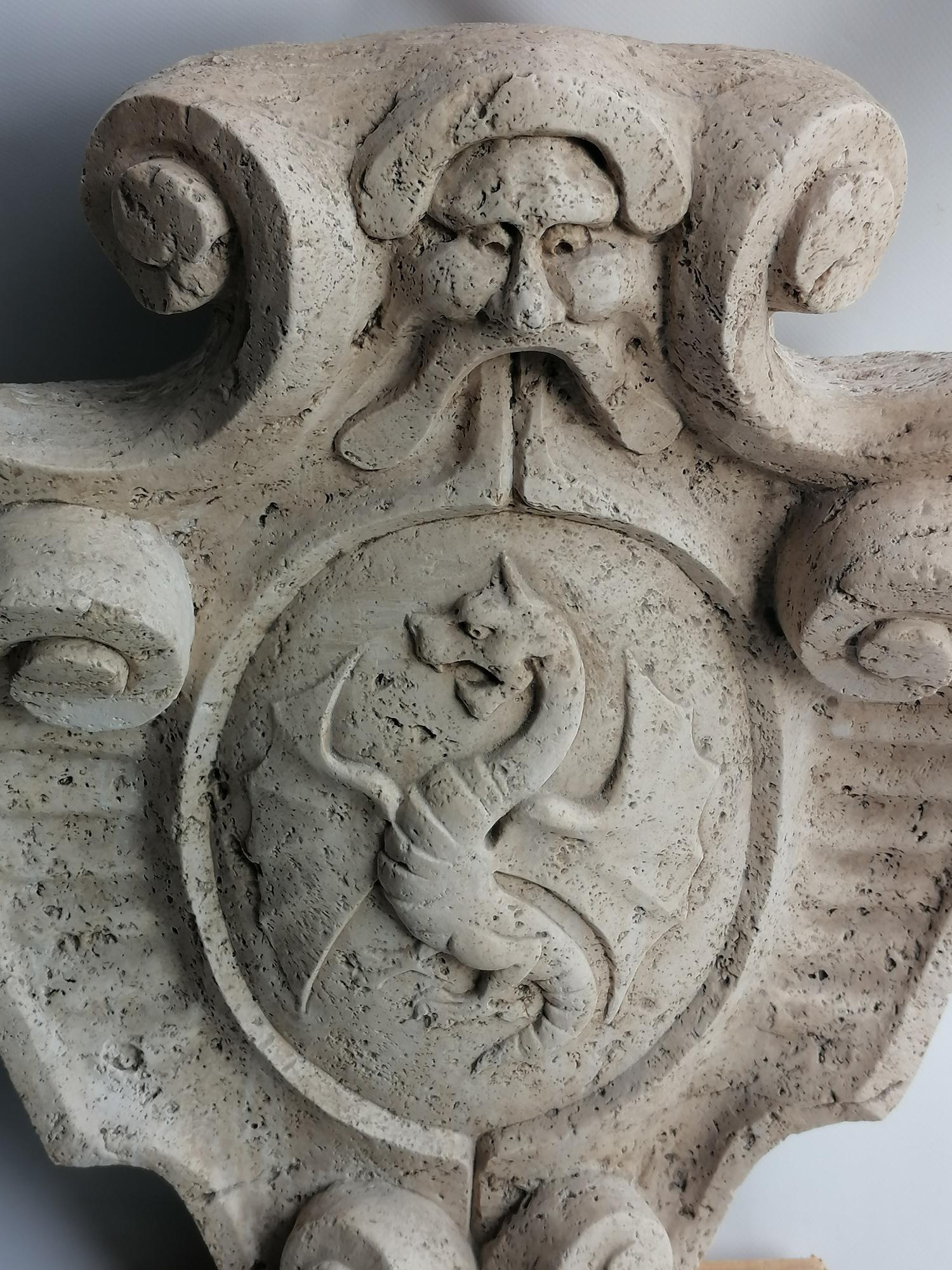 Rinascimento Stemma araldico scolpito su travertino romano -made in Italy in vendita