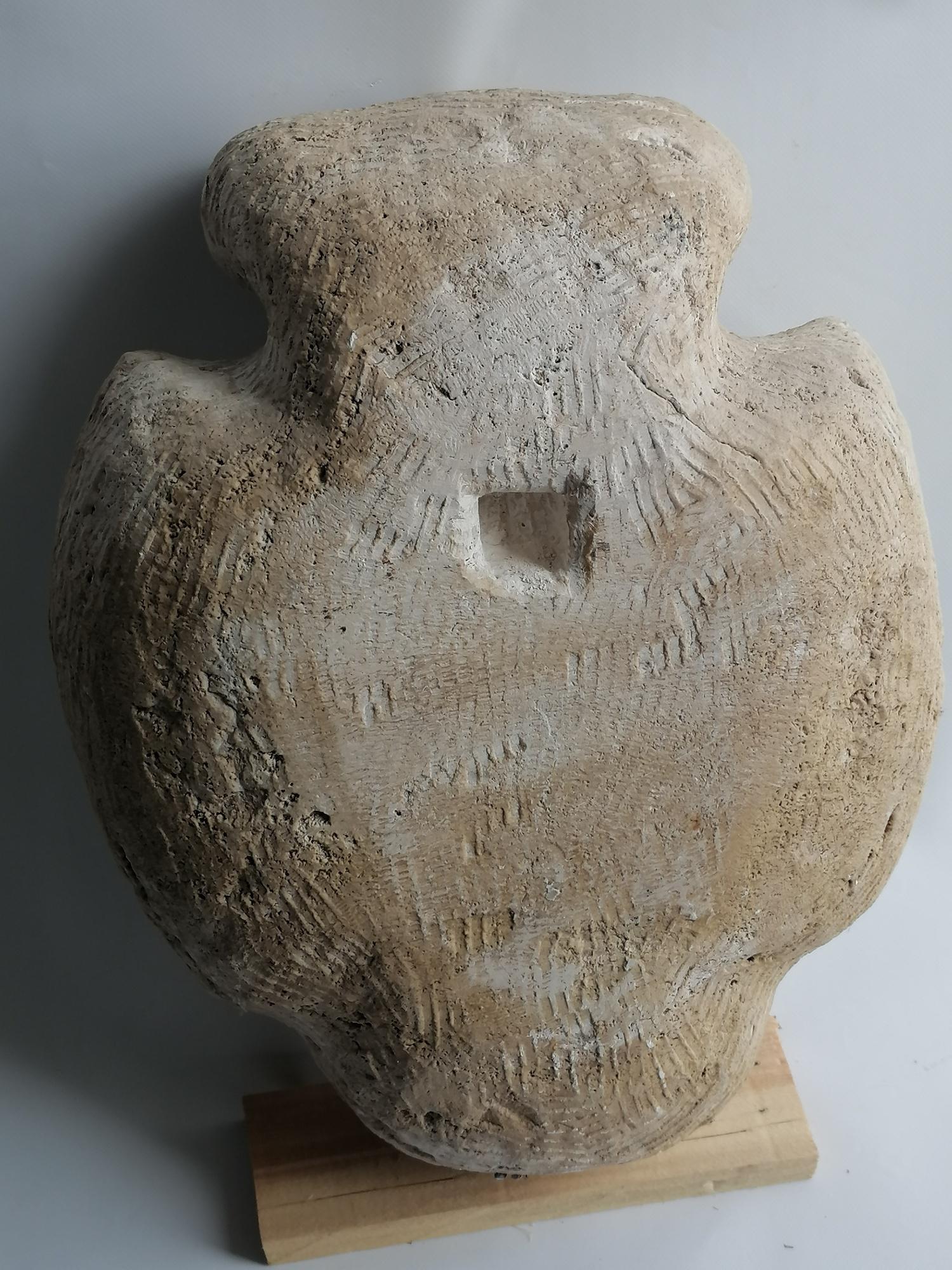 Fatto a mano Stemma araldico scolpito su travertino romano -made in Italy in vendita