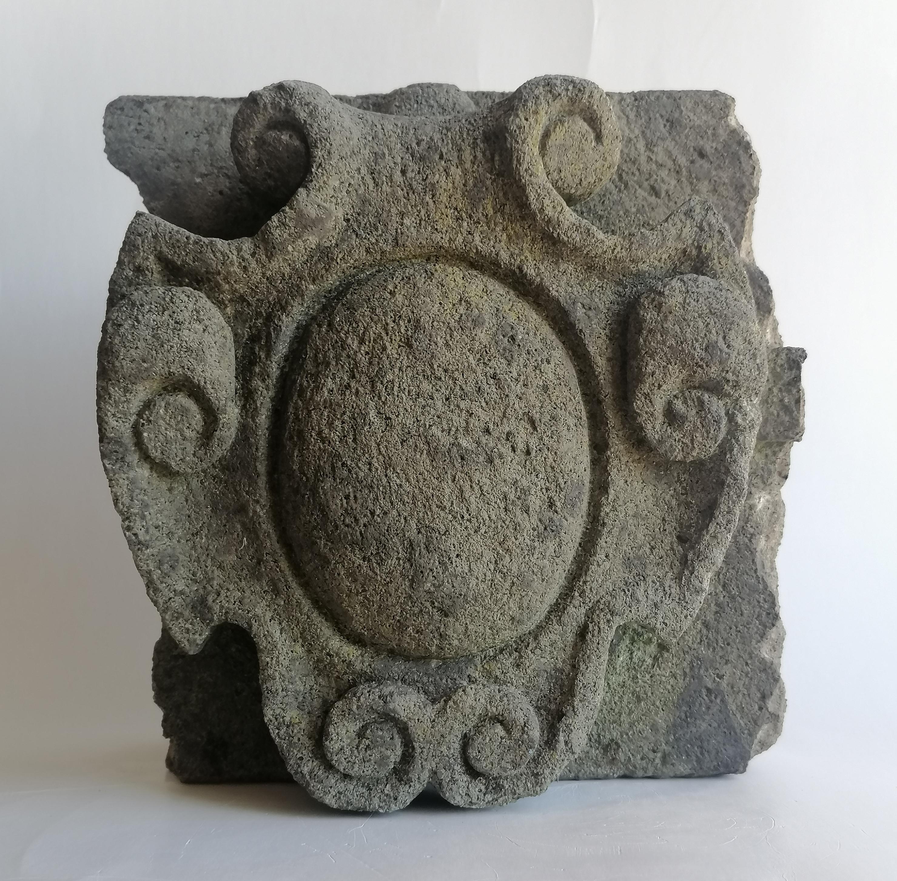 Renaissance Stemma in pietra vulcanica scolpito a mano-frammento - made in Italy en vente