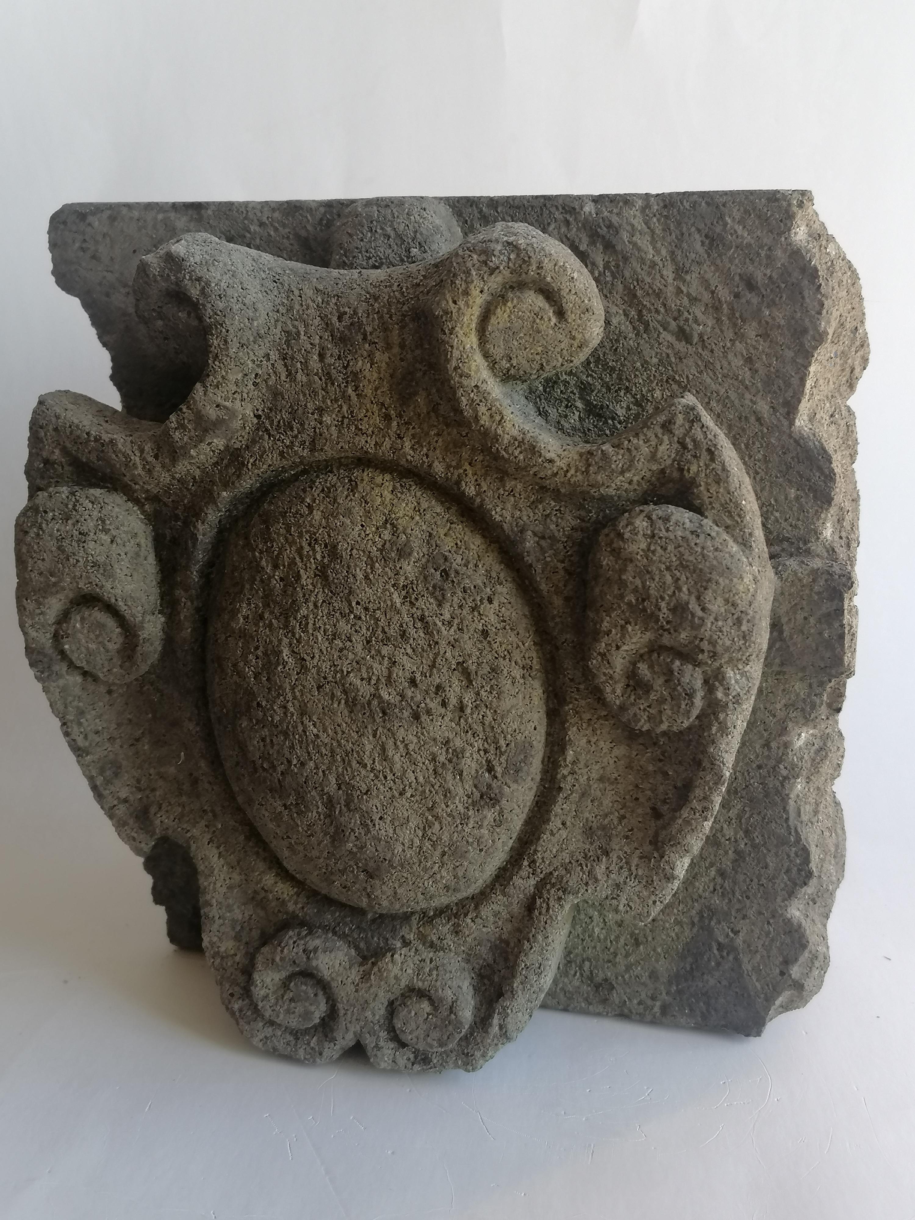 italien Stemma in pietra vulcanica scolpito a mano-frammento - made in Italy en vente