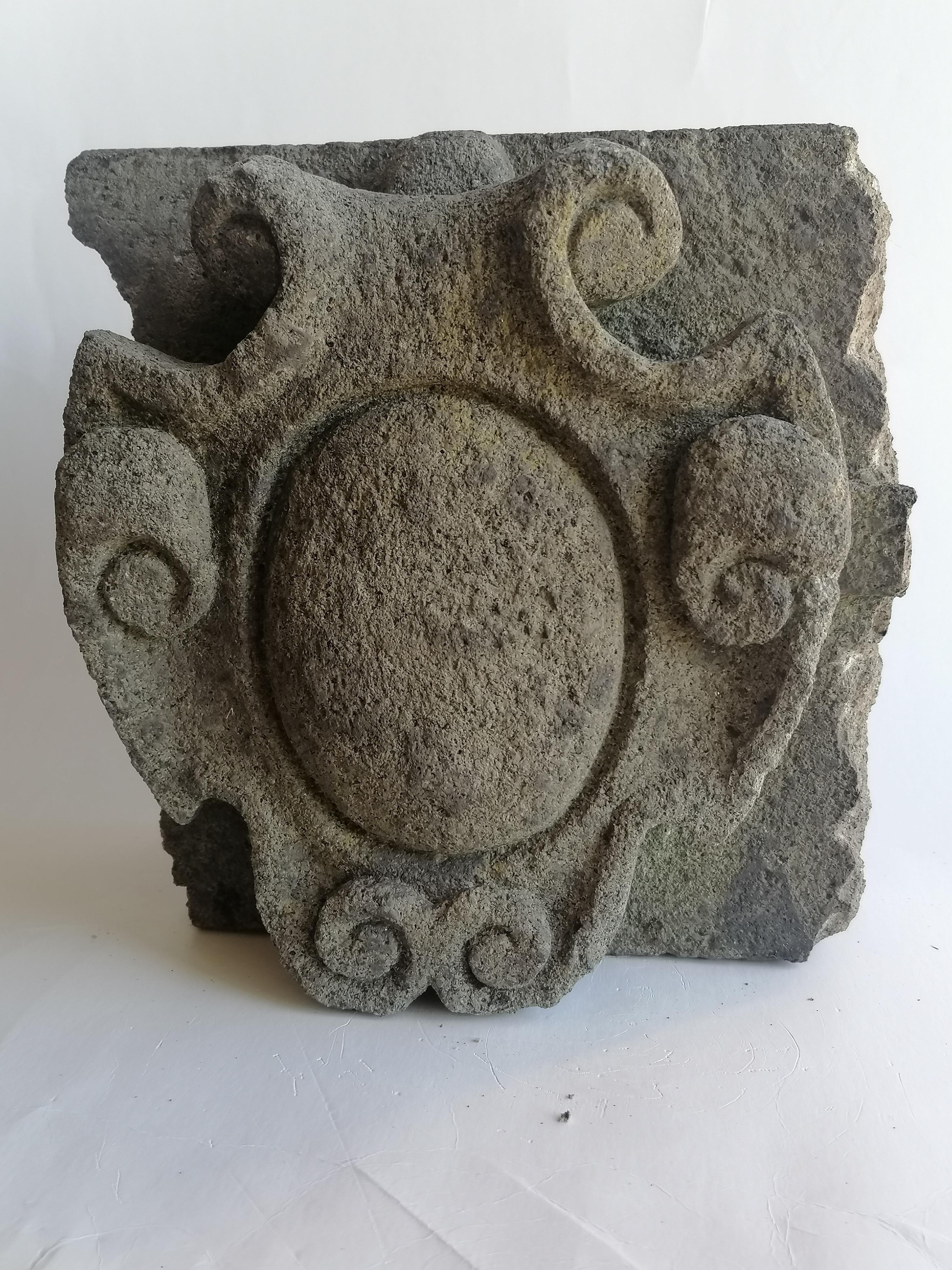 Fin du 20e siècle Stemma in pietra vulcanica scolpito a mano-frammento - made in Italy en vente