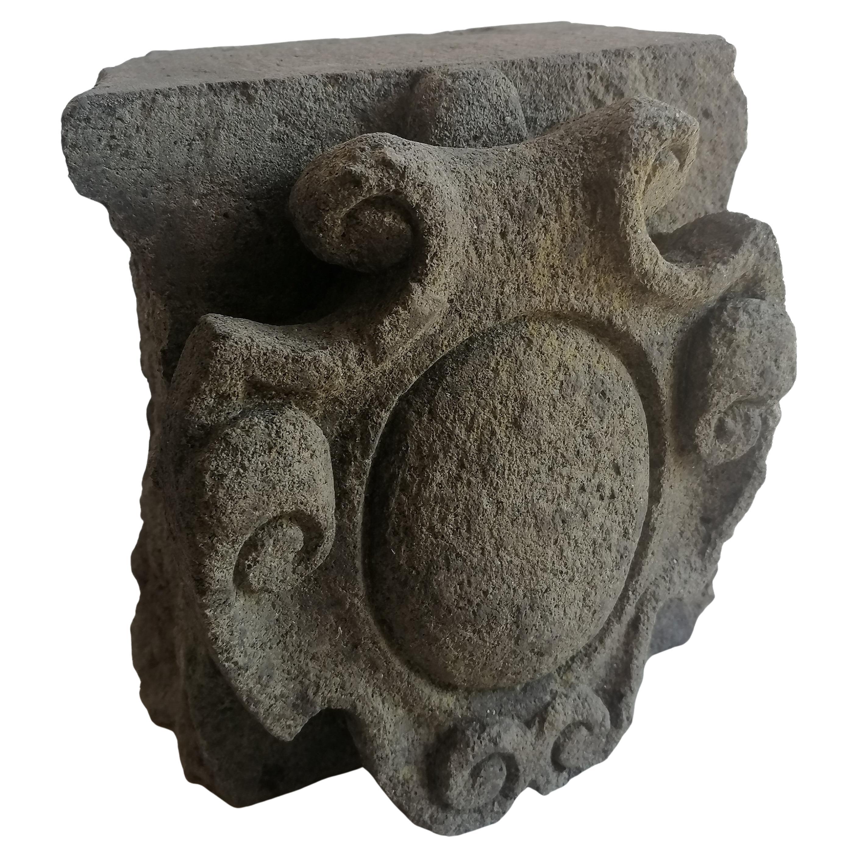 Stemma in pietra vulcanica scolpito a mano-frammento - made in Italy en vente