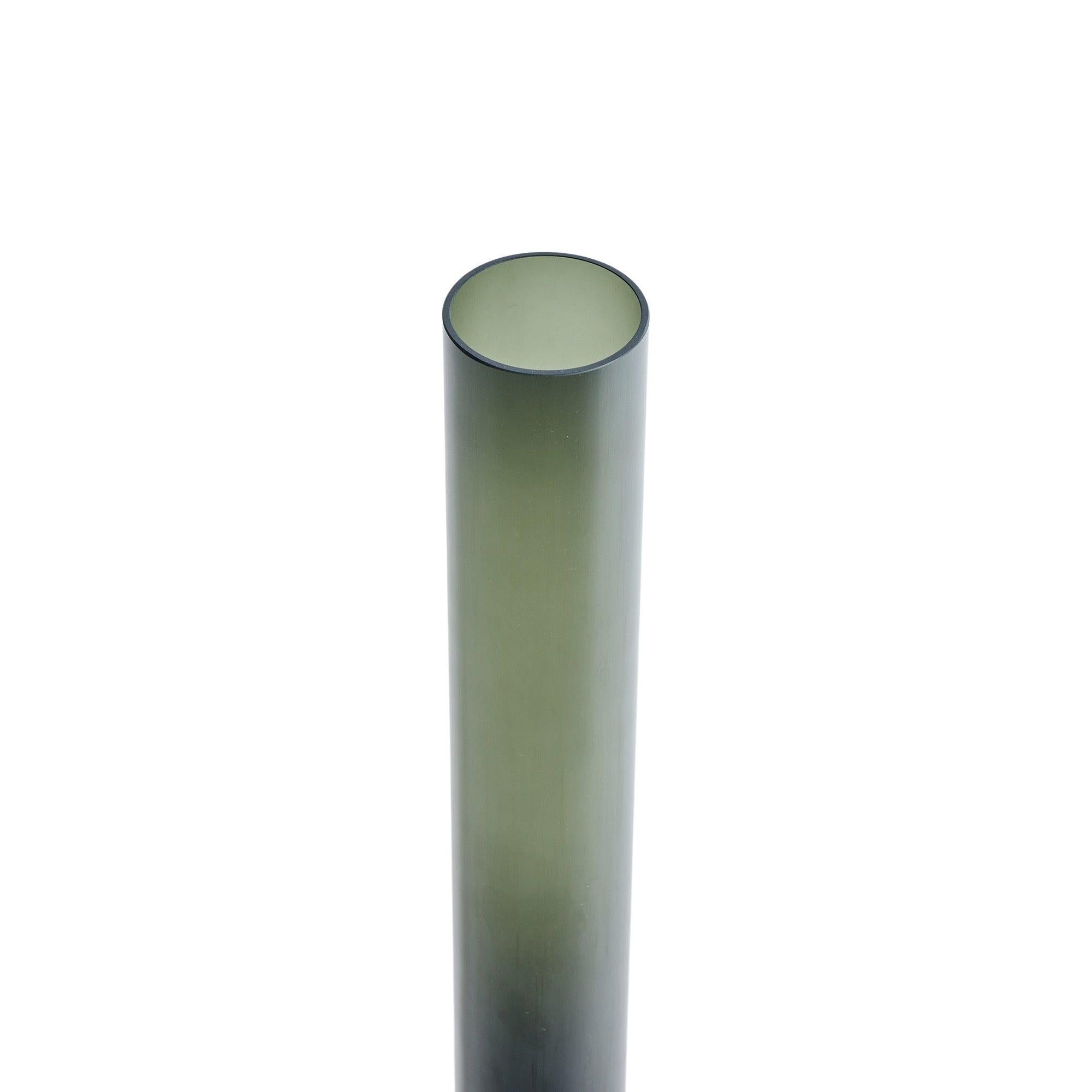 Vaso cilindrico a stelo in cristallo di colore verde bosco.