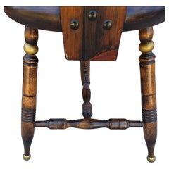 Ein Paar Milchhocker mit Stencil-Dekor und Kiefernholzbesatz aus Kiefernholz