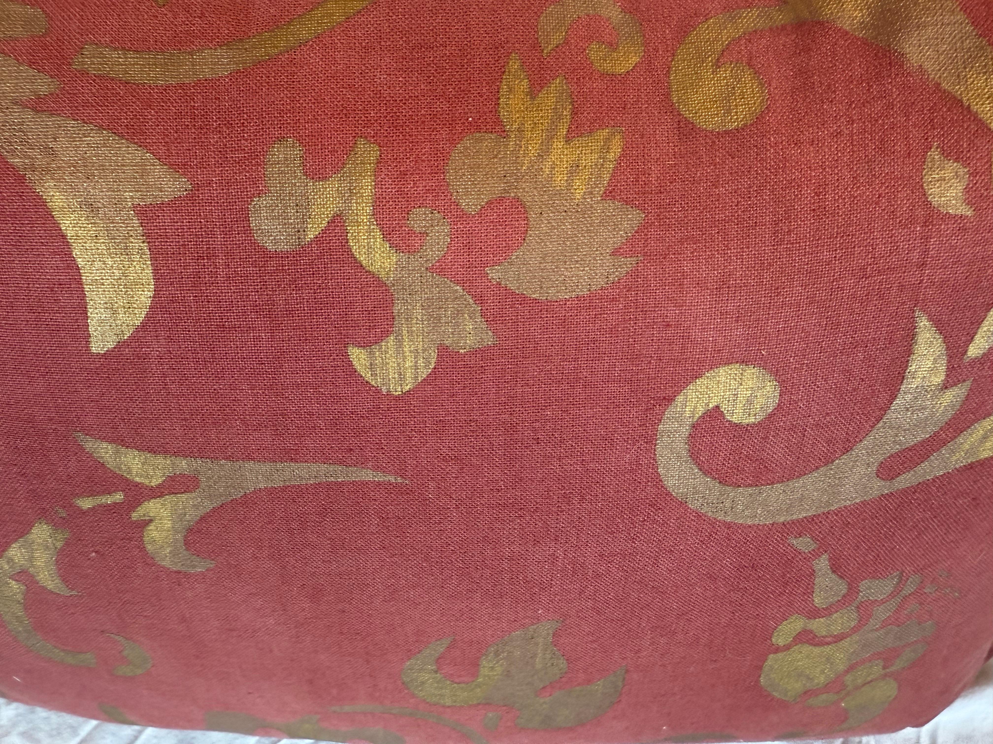 Barocco Cuscino in lino Nomi Textiles con stencil in vendita