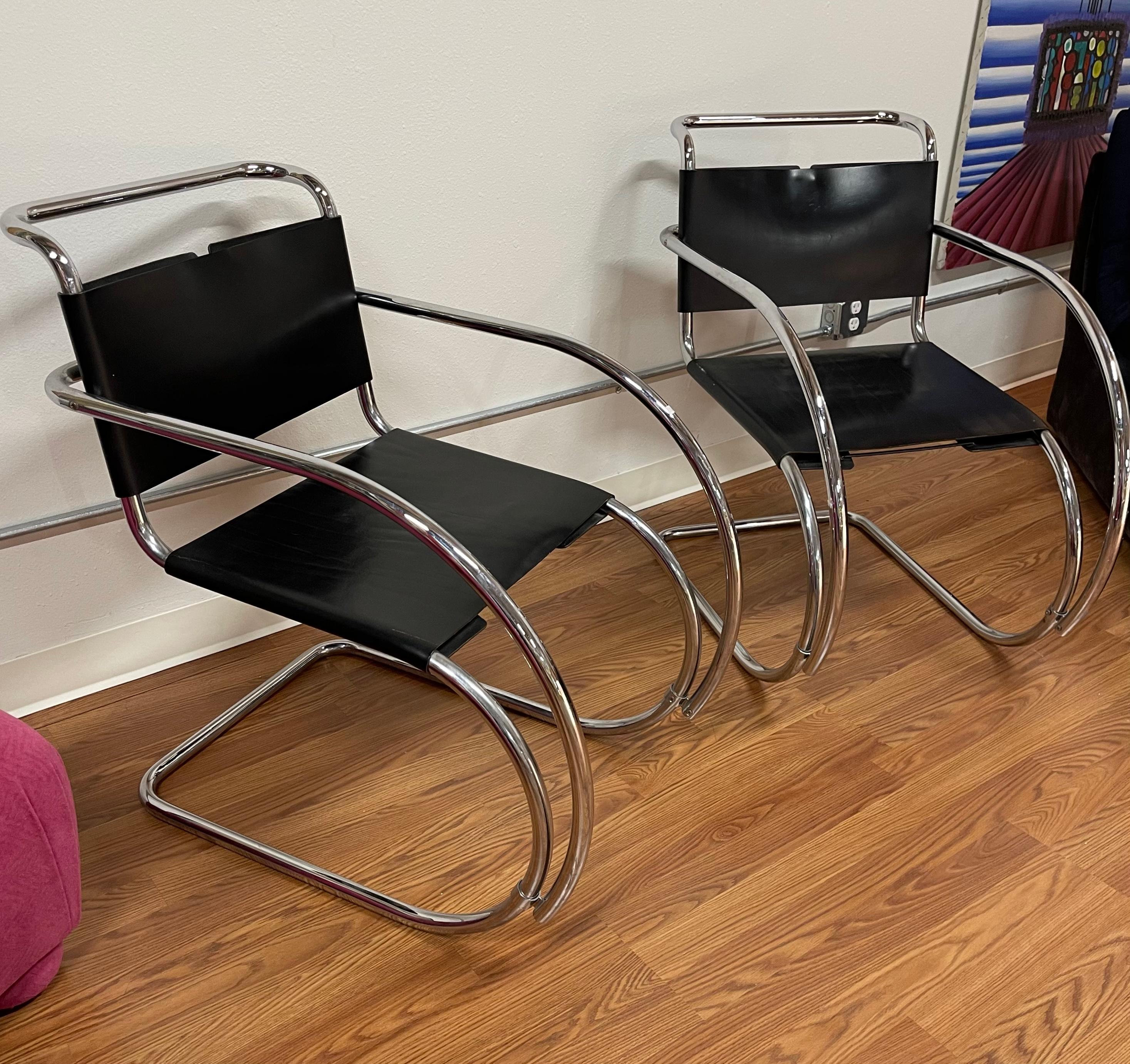 Ein Paar MR-Stühle aus den 1970er Jahren von Stendig in schwarzem Leder. Die Stühle sind für ihr Alter in gutem Zustand. Das Leder ist ein wenig steif und hat Abnutzungserscheinungen. Das Chrom hat auch einige Spuren. Tolle Vintage-Stühle.