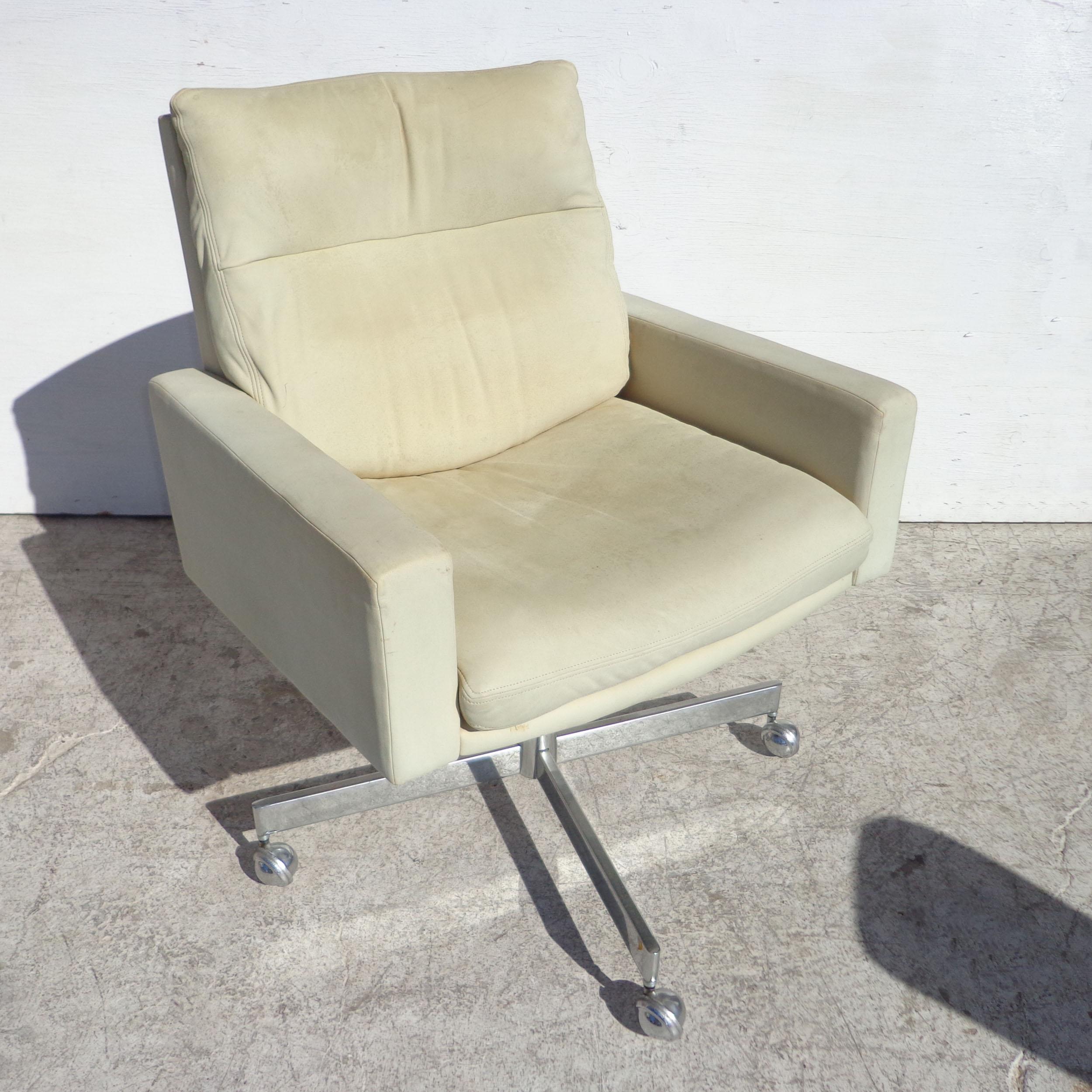 Stendig desk chair by Robert Haussman for deSede

Cream suede with polished chrome base and castors.


Measures: 28.25W x 25