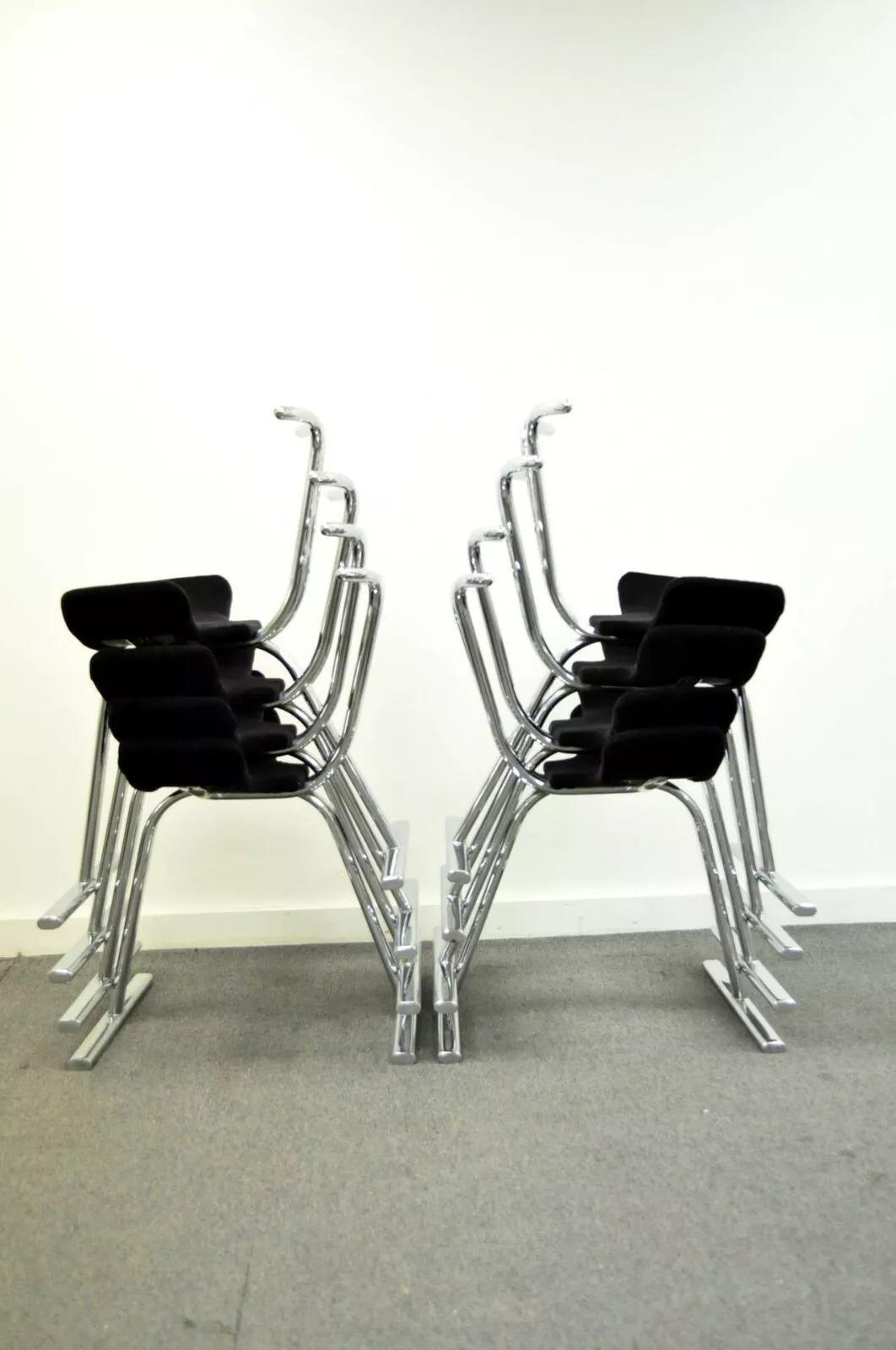 Rare ensemble de huit chaises de salle à manger ou de jeu empilables en chrome par Stendig. Les chaises ont une belle silhouette avec une construction tubulaire chromée élégante, et des assises noires légèrement retournées. Circa Mid 20th Century.