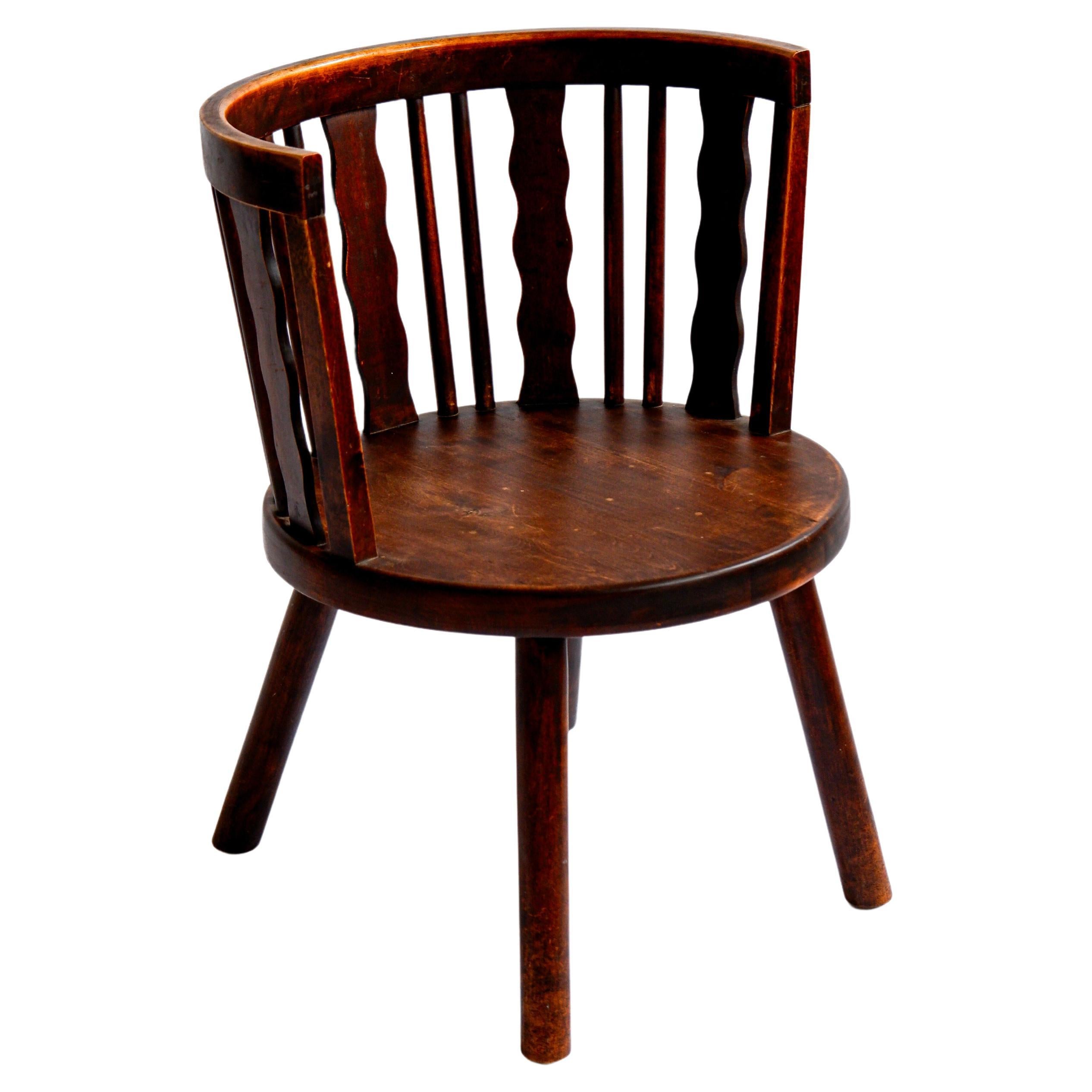 Fauteuil à accoudoirs conçu par le tissu Steneby hemslöjd en Suède, circa  1930. La chaise est fabriquée en pin massif teinté avec une hauteur culturelle. Bel état d'origine. Torsten Canaeson a travaillé pour la société dans les années 50, ces