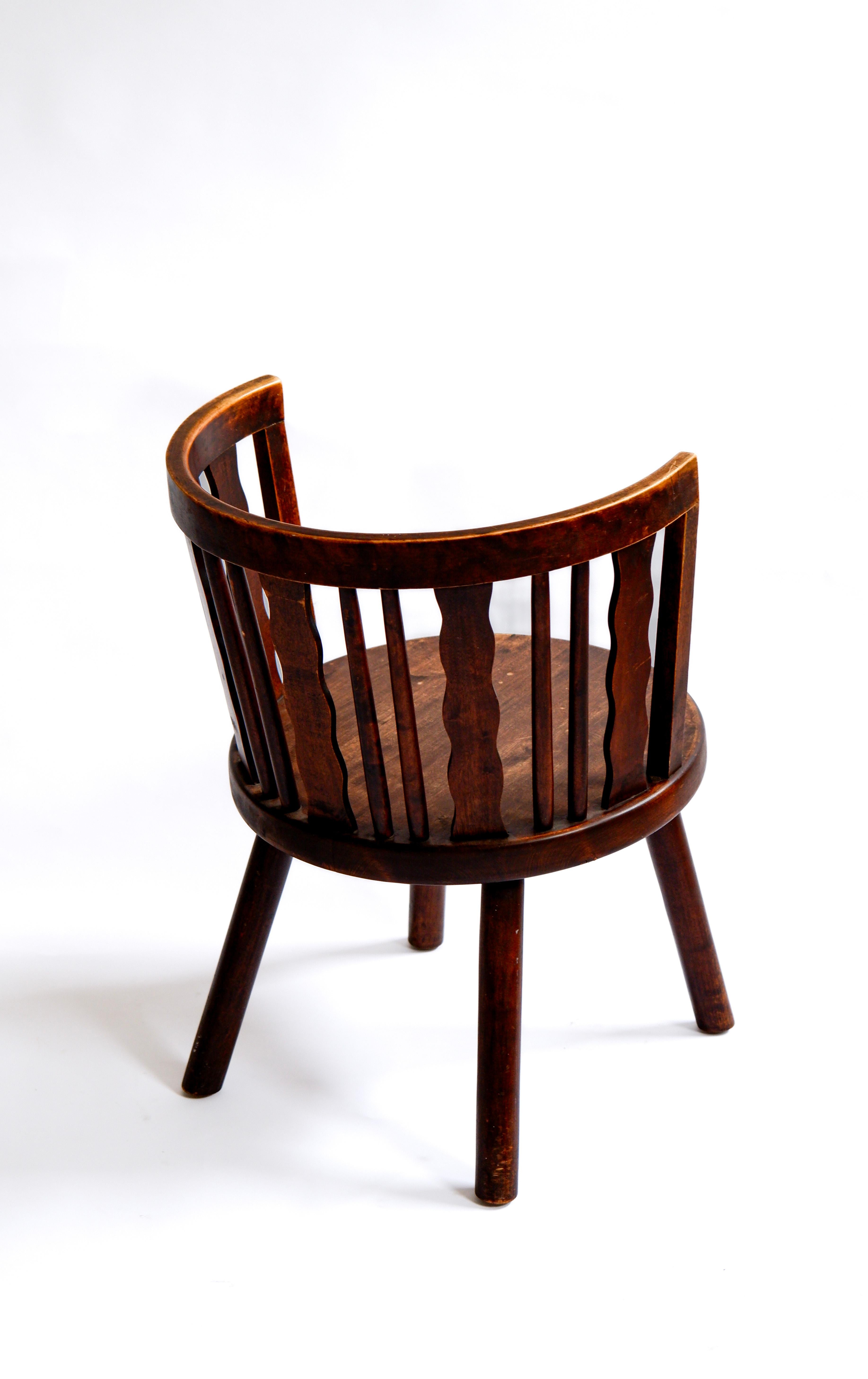 Steneby hemslöjd, fauteuil en pin massif, Suède, vers 1930 État moyen - En vente à Hägersten-Liljeholmen, Stockholms län