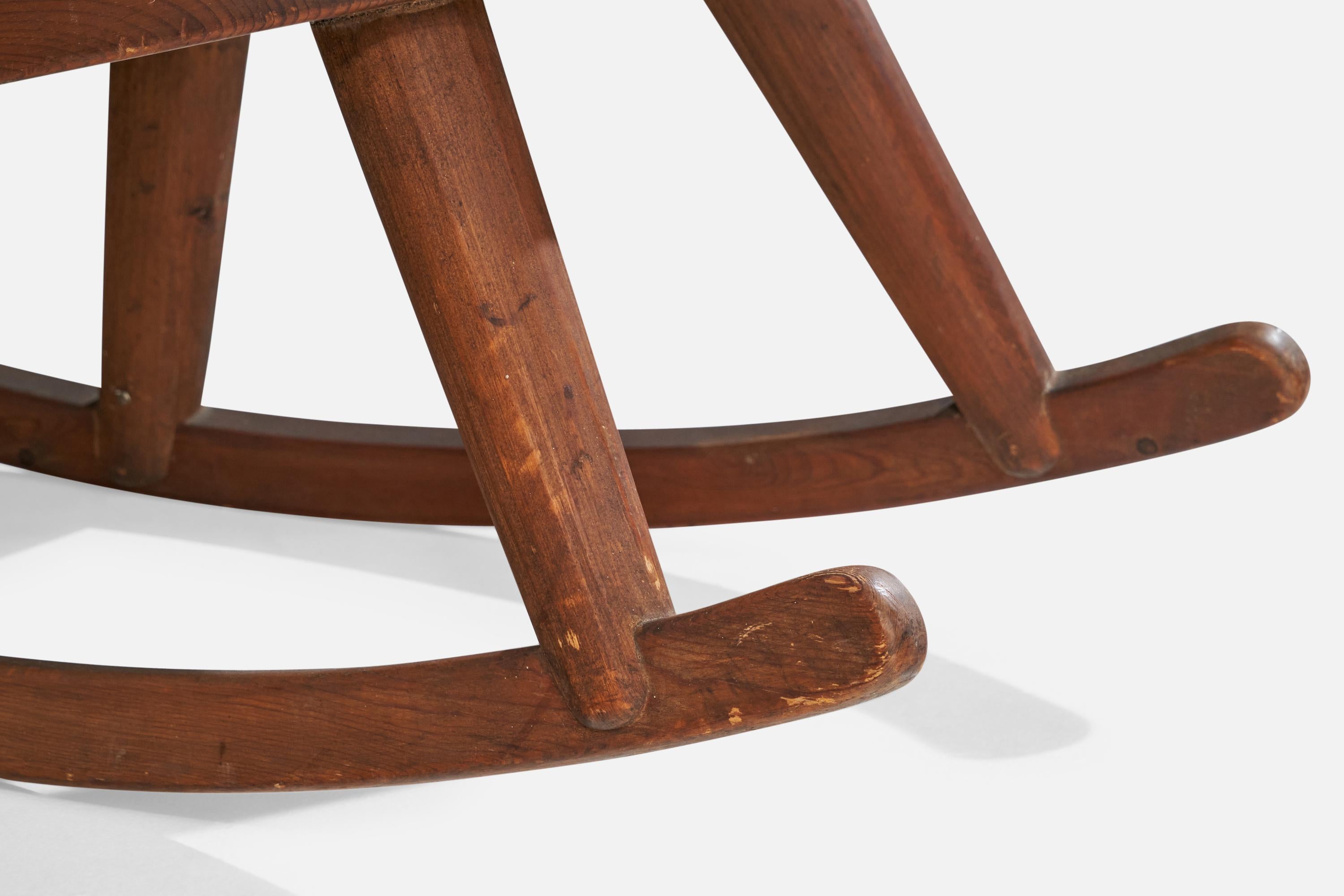 Attribution de Steneby Hemslöjdsförening, chaise à bascule, pin, Suède, années 1930 en vente 3