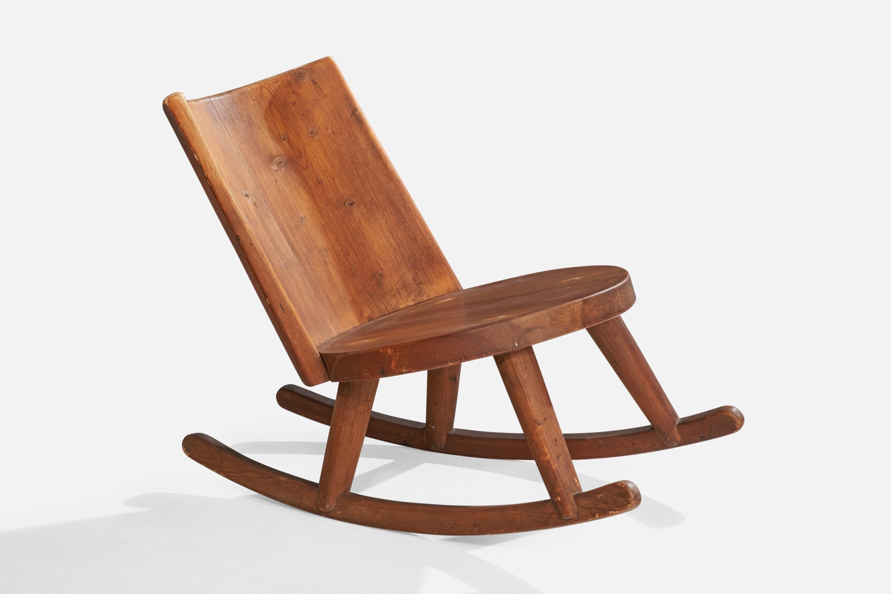 Chaise longue à bascule en pin teinté attribuée à Steneby Hemslöjdsförening, Suède, vers les années 1930.

Dimensions : 25.5