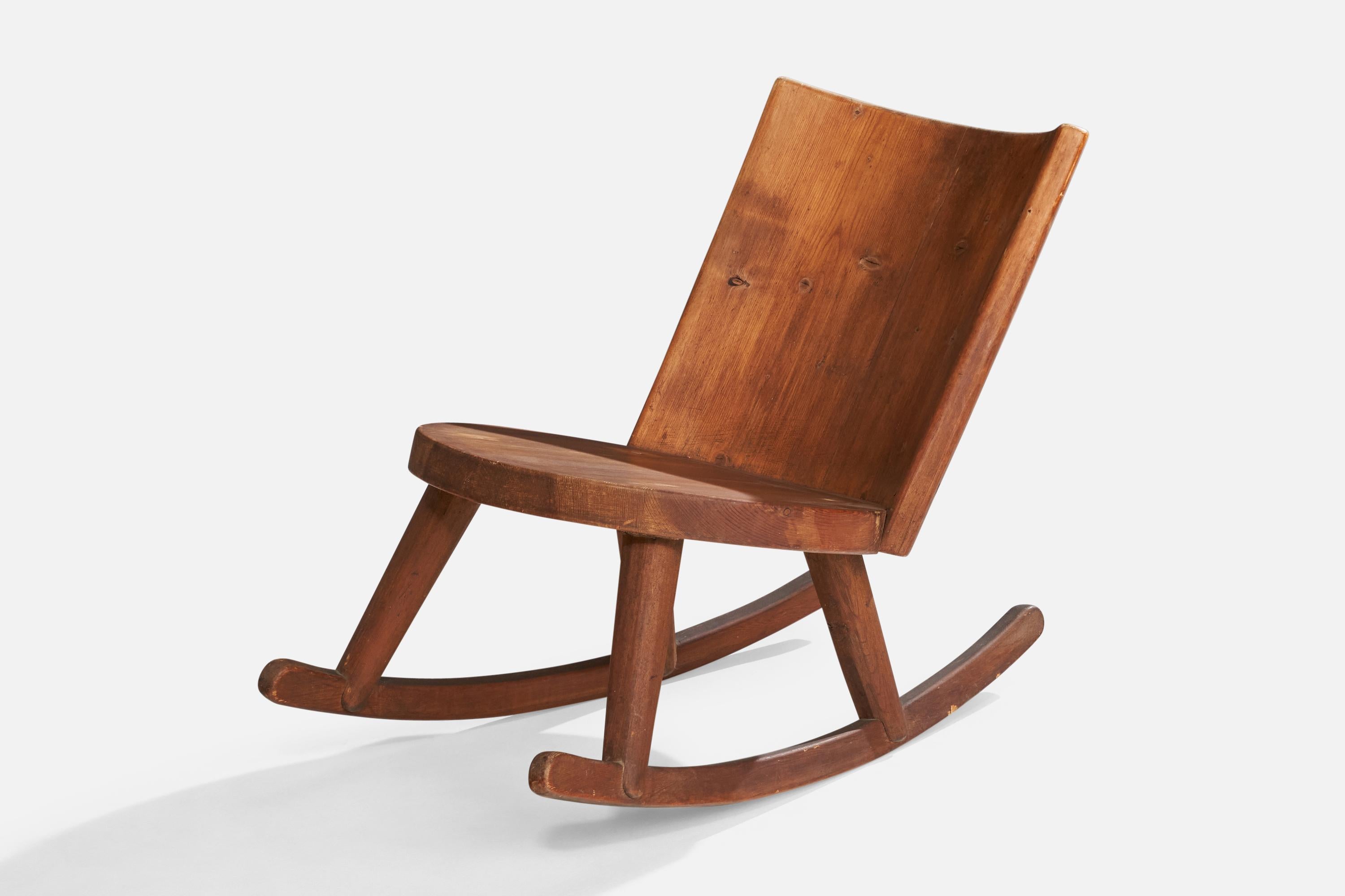 Suédois Attribution de Steneby Hemslöjdsförening, chaise à bascule, pin, Suède, années 1930 en vente
