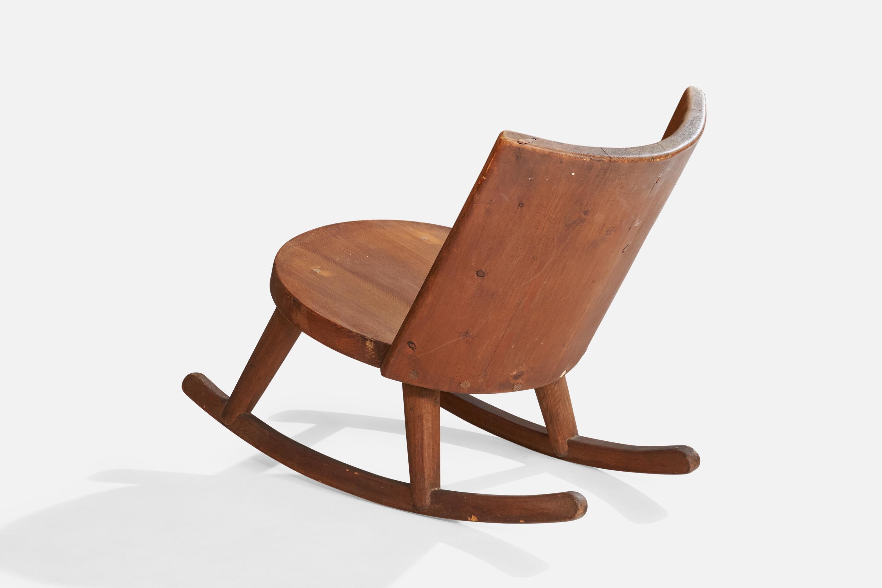 Attribution de Steneby Hemslöjdsförening, chaise à bascule, pin, Suède, années 1930 Bon état - En vente à High Point, NC