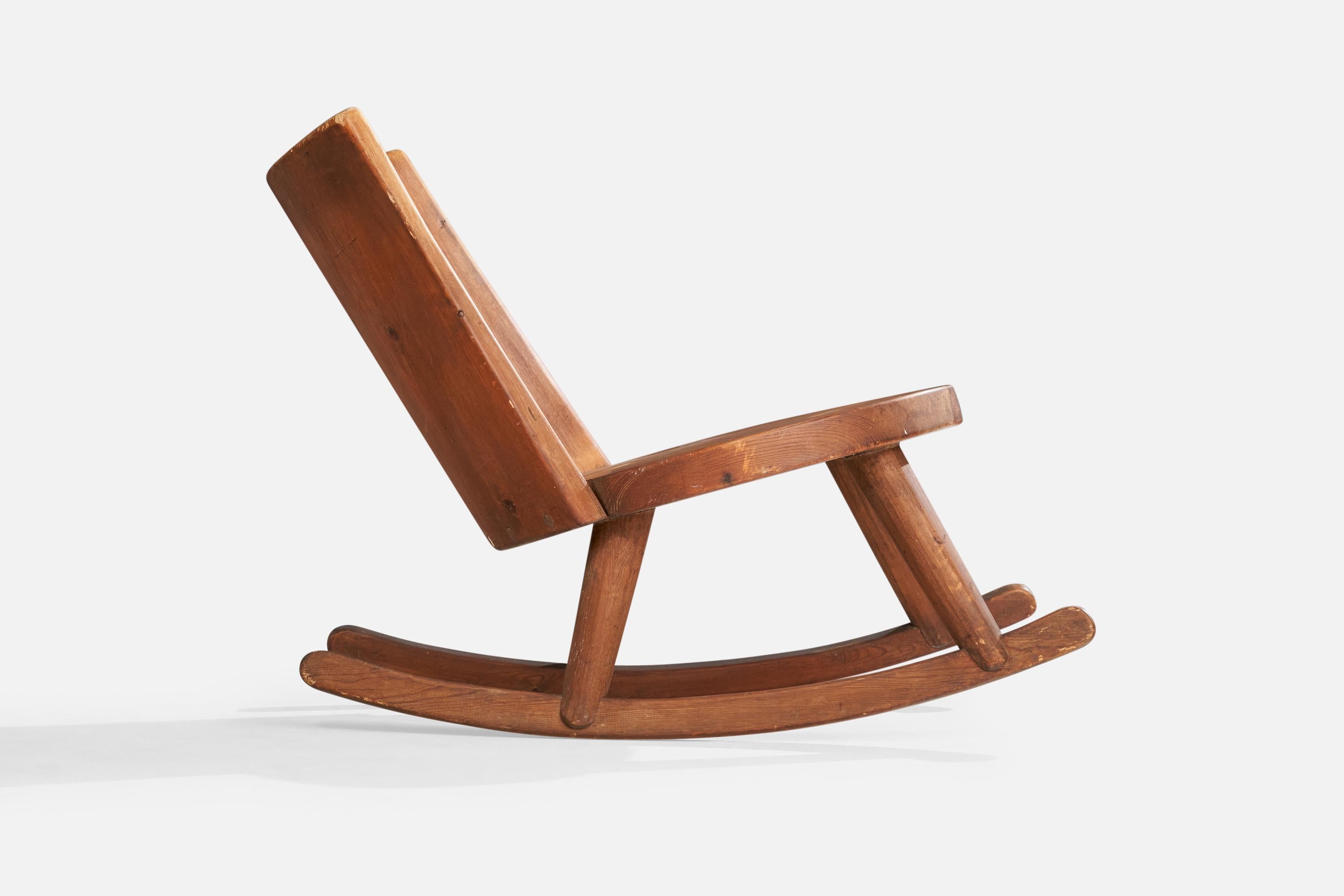 Milieu du XXe siècle Attribution de Steneby Hemslöjdsförening, chaise à bascule, pin, Suède, années 1930 en vente