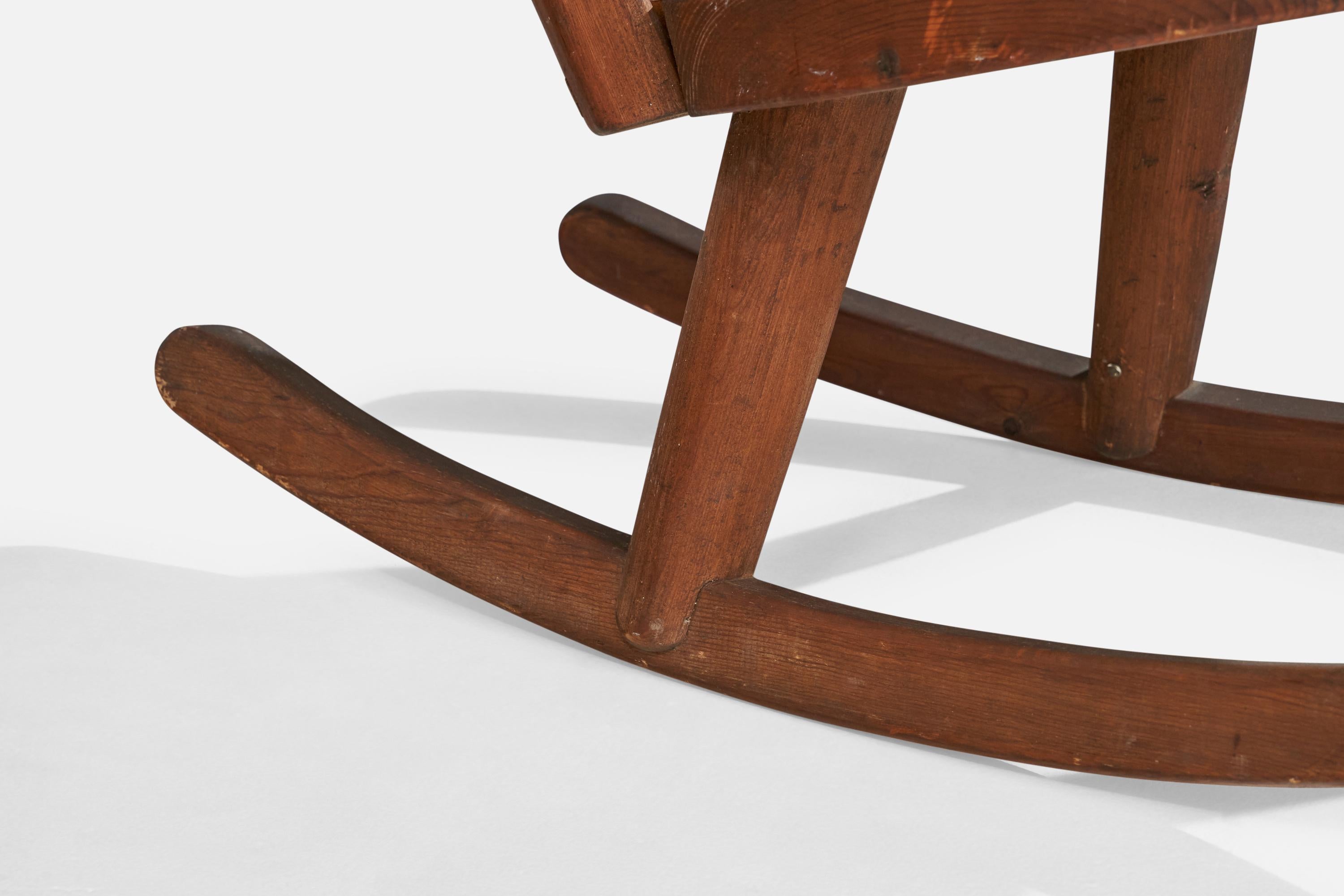 Attribution de Steneby Hemslöjdsförening, chaise à bascule, pin, Suède, années 1930 en vente 2