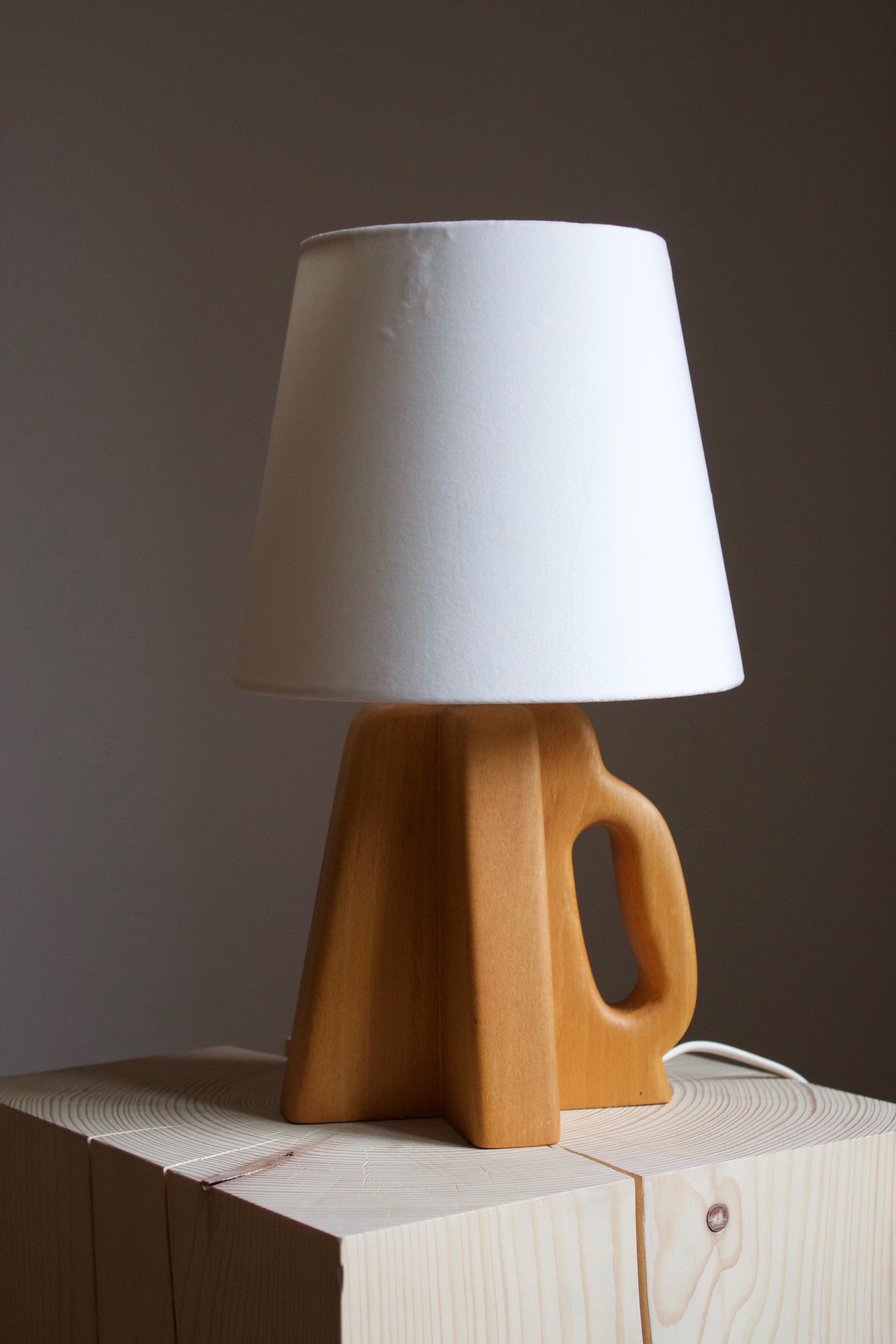 A table lamp by Steneby. In carved beech, Sweden, 1950s. Marked.