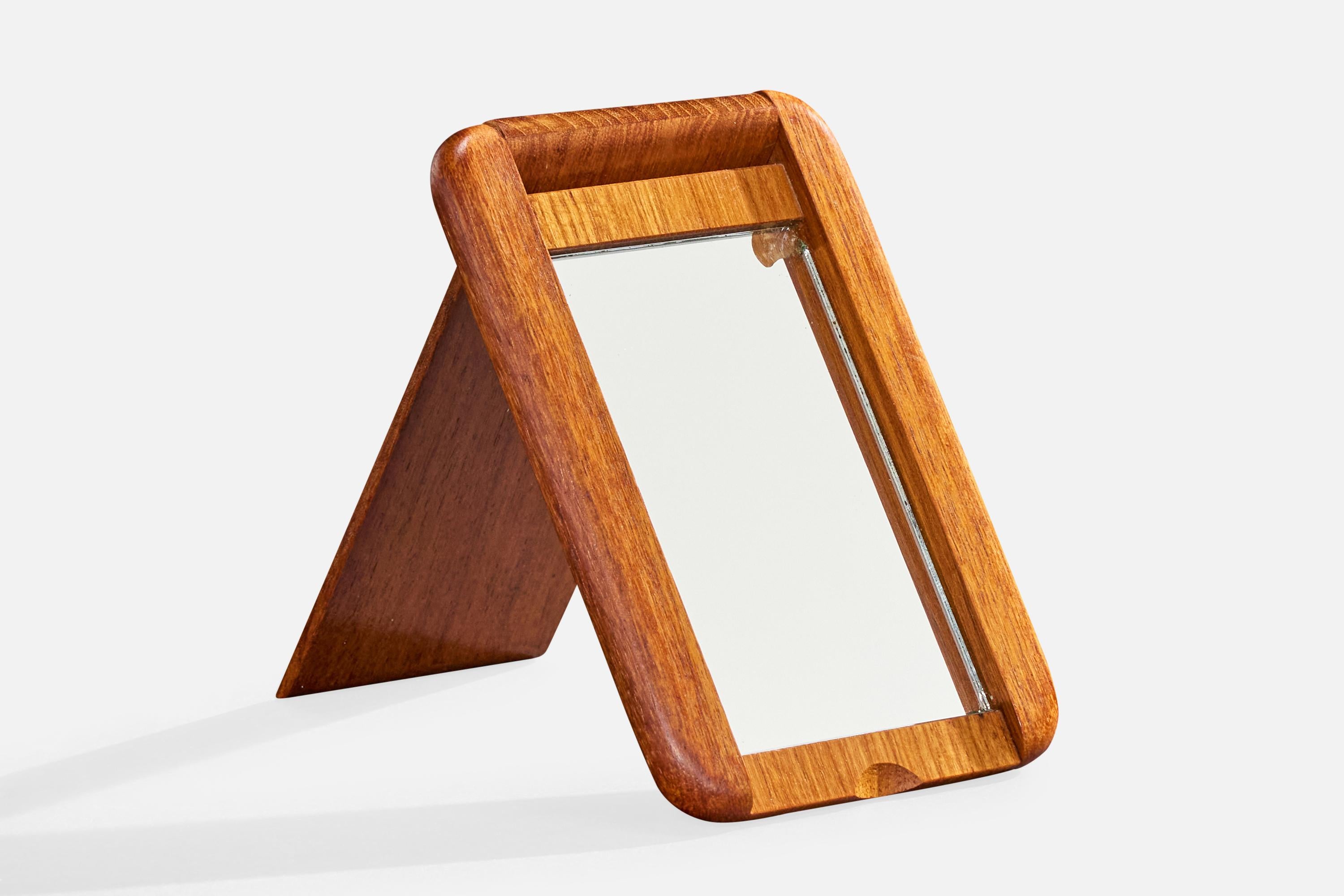 Miroir de table en bois conçu et produit par Design/One, Suède, c. 1950.

Dommages à l'argenture comme illustré.

Usure correspondant à l'âge et à l'usage.

Dimensions globales (pouces) : 6.0 