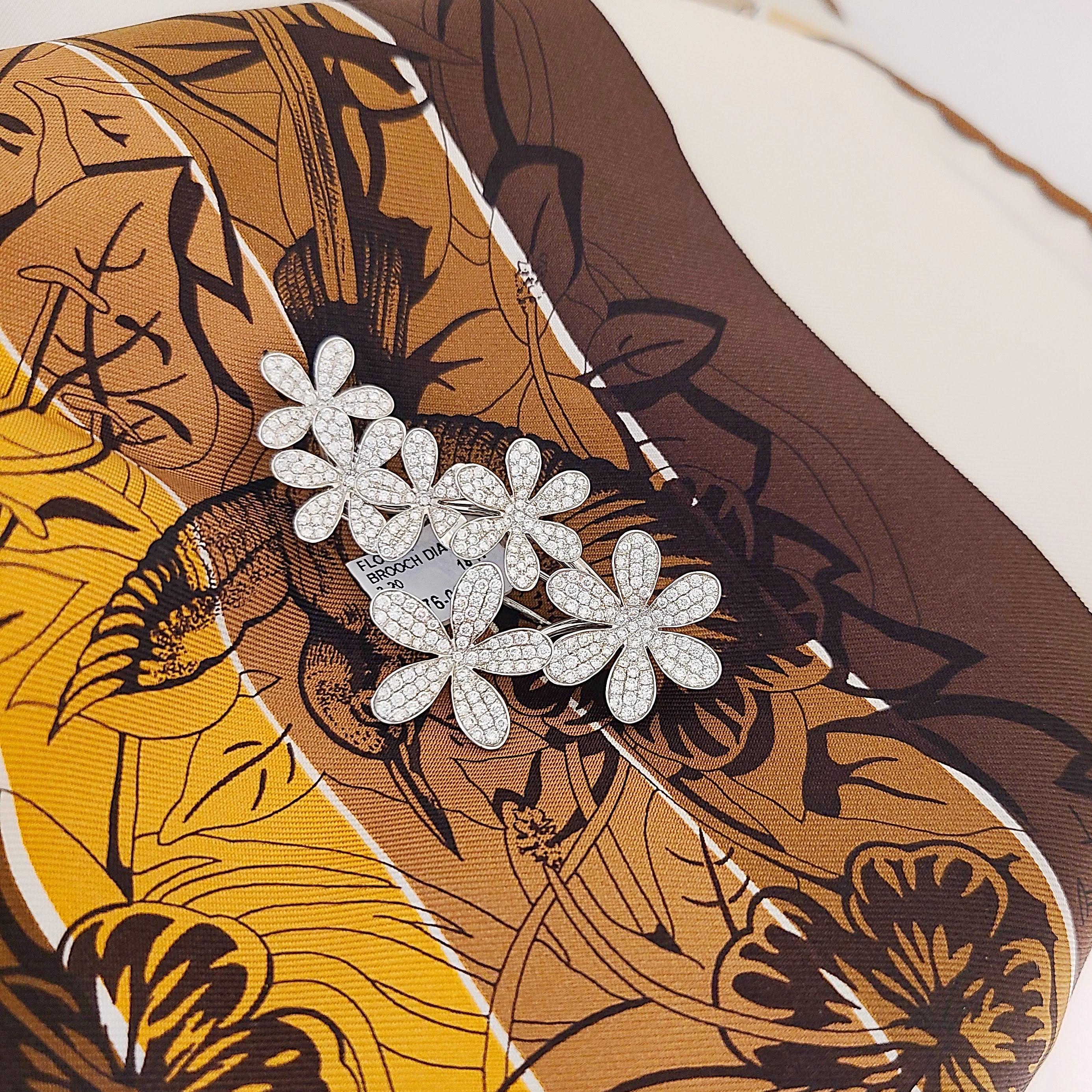Diese elegante Brosche aus 18 Karat Weißgold von Stenzhorn,  ist mit sechs mit Diamanten besetzten Blumen gestaltet. Die Brosche misst 2 1/2  in Länge x 1 3/8