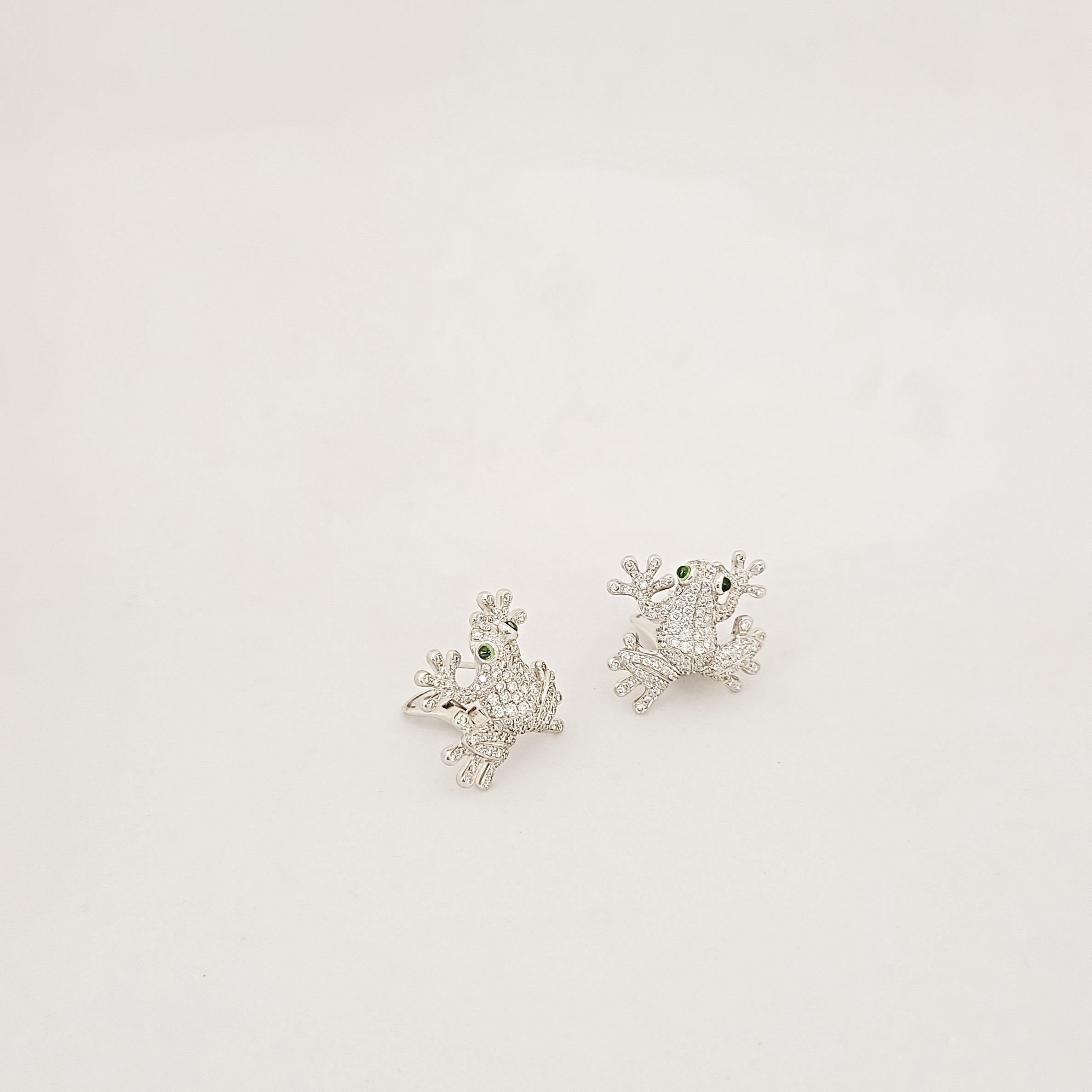Les boucles d'oreilles grenouille de Stenzhorn pour Cellini Jewelers NYC sont serties de 2,30 carats de diamants et accentuées de 0,40 carats. Tsavorites cabochon pour les yeux. 
Les mesures sont d'environ 0,88