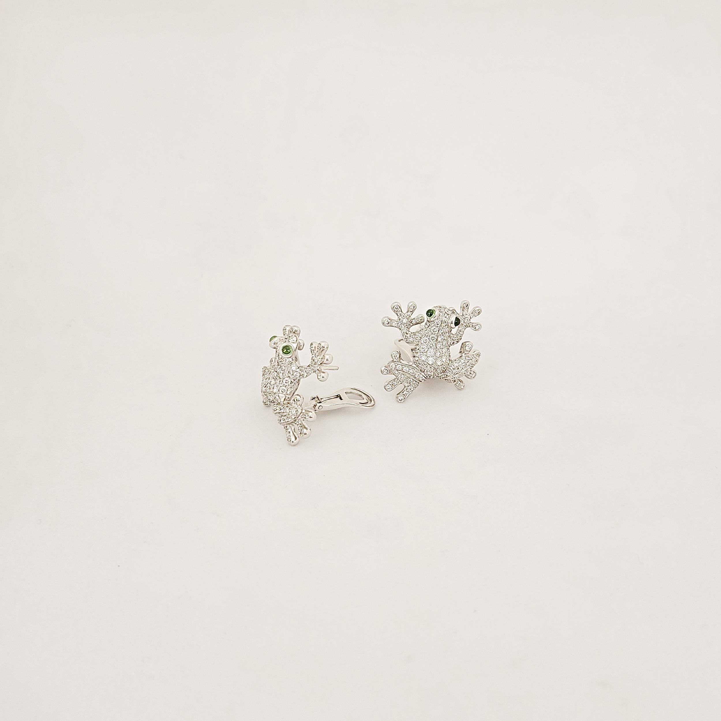 Moderno Orecchini Stenzhorn for Cellini in oro bianco 18 carati e diamanti da 2,30 carati a forma di rana in vendita