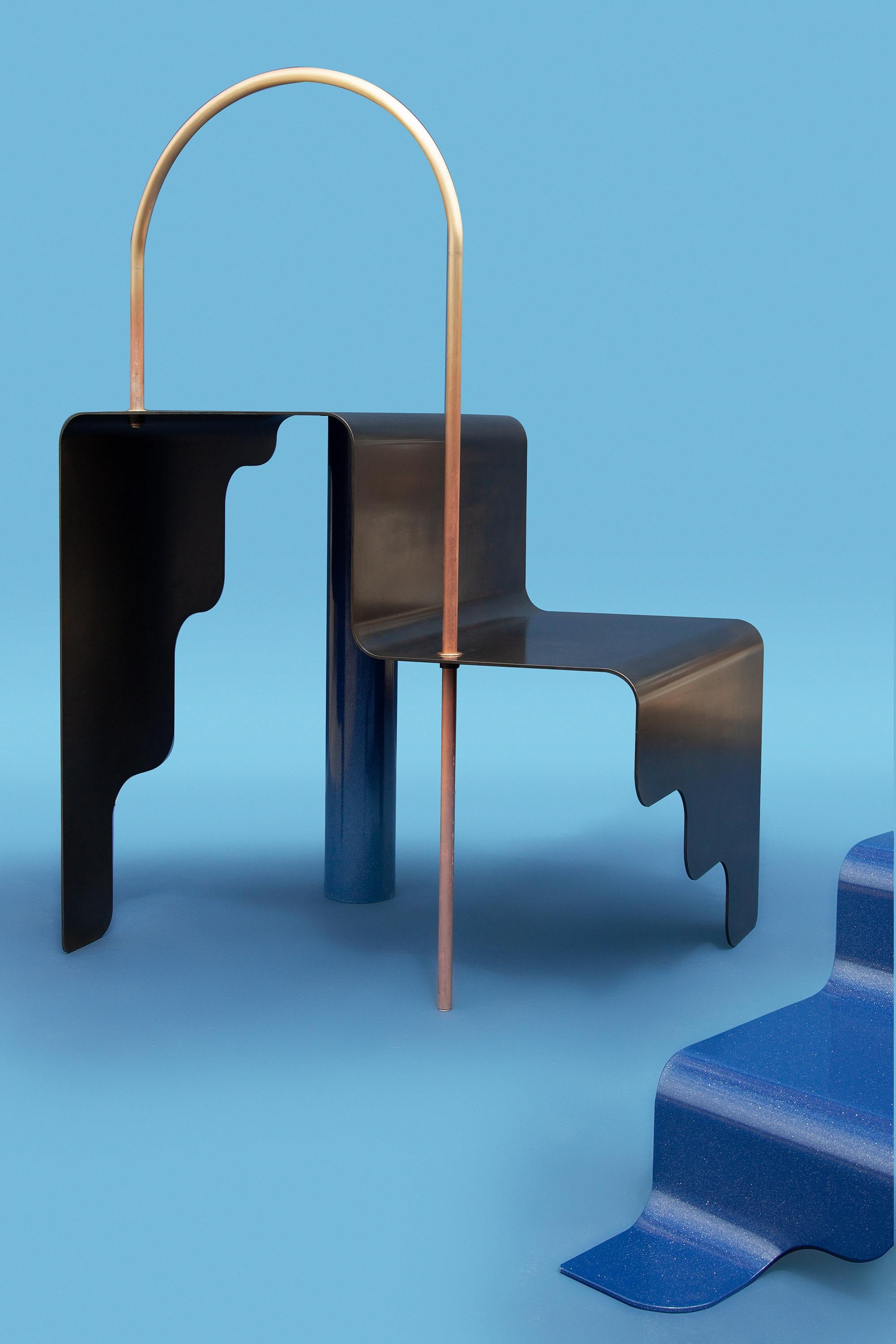 Stufenstuhl aus geschwärztem Stahl mit pulverbeschichtetem Stahl und Messingpatina-Details (Moderne) im Angebot