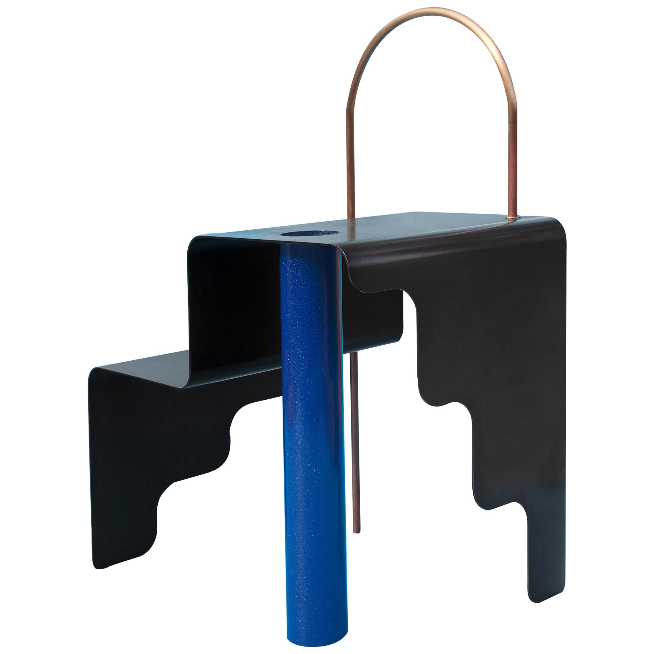 Sedia a gradini in acciaio annerito con dettagli in acciaio verniciato a polvere e patina di ottone in vendita