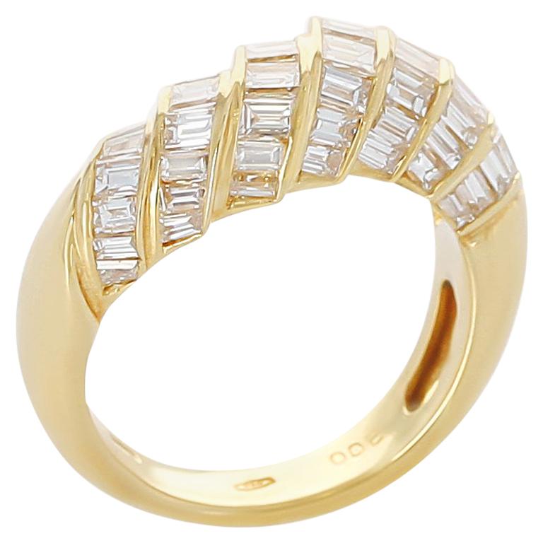 Step-Design Baguette Diamond Ring, 18 Karat Yellow Gold For Sale