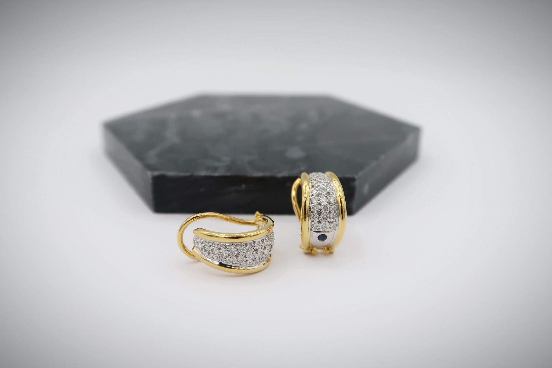 Step Edge Pavé Diamond 18K Tapered Huggie Earrings Removable Post & Omega Backs In New Condition For Sale In Bangkok, TH