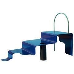 Scala a gradini in acciaio verniciato a polvere con dettagli in acciaio annerito e ottone patinato