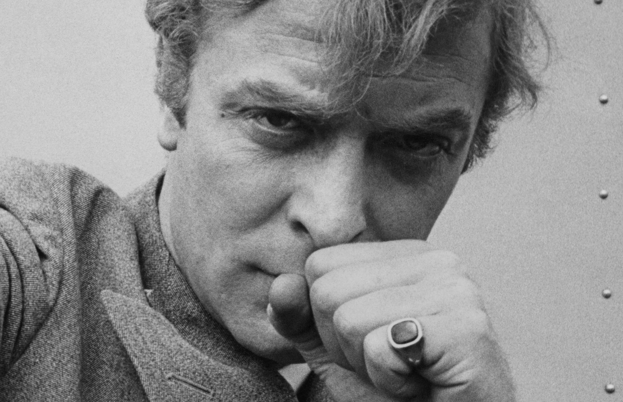 Michael Caine Punch - Übergroße Schwarz-Weiß-Fotografie des 20. Jahrhunderts (Grau), Black and White Photograph, von Stephan C Archetti