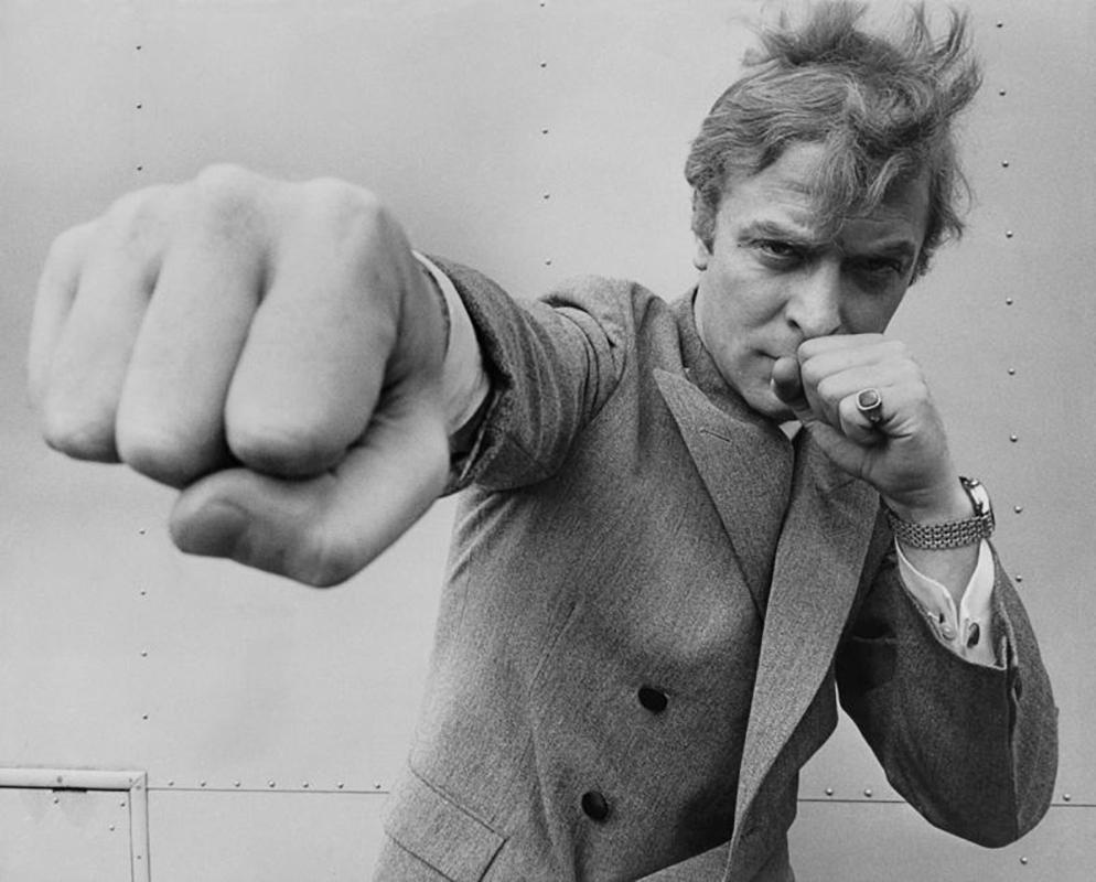 Stephan C Archetti Black and White Photograph – Michael Caine Punch - Übergroße Schwarz-Weiß-Fotografie des 20. Jahrhunderts