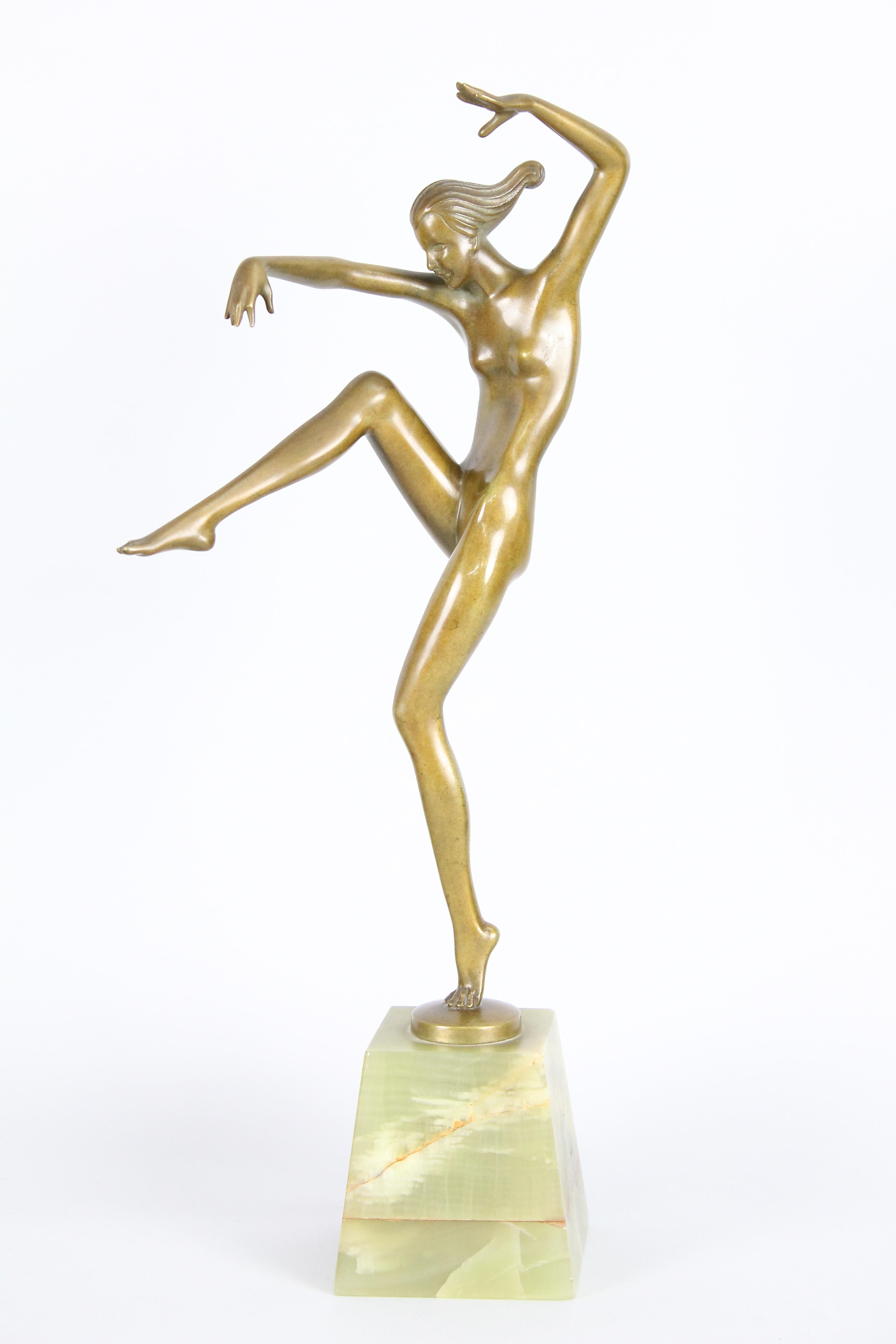 Wonderful sculpture by Dakon that catches the essence of the Art Deco era. Great condition with its original warm golden brown patination. Height with onyx base 30cm, without 24cm.
Signed in the bronze 